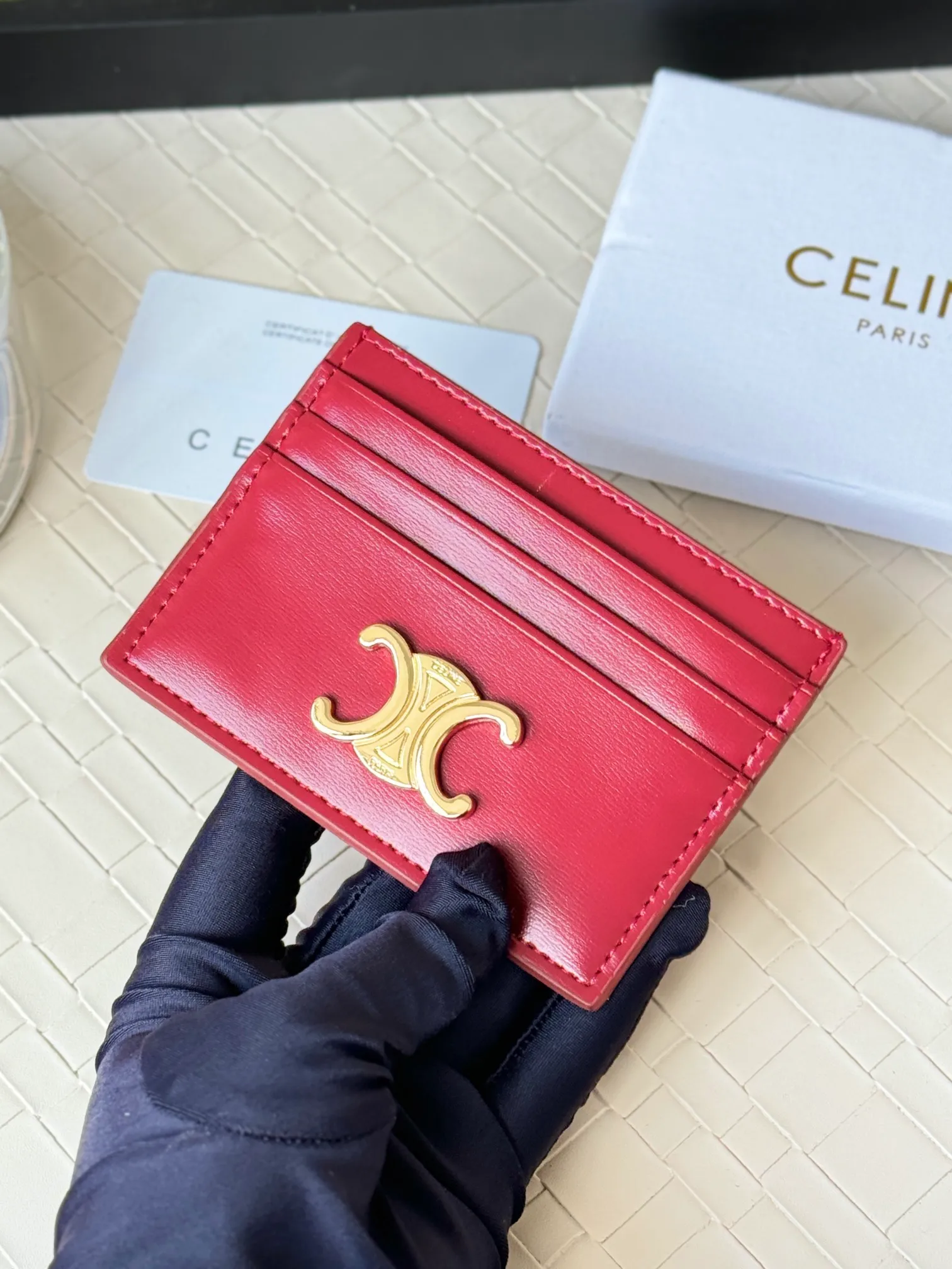 💰100 super mini card holder CELINE's new embossed logo card holder, made of first-layer cowhide, two card slots + one middle pocket Style number: 10L833 Size: 10.5×7cm