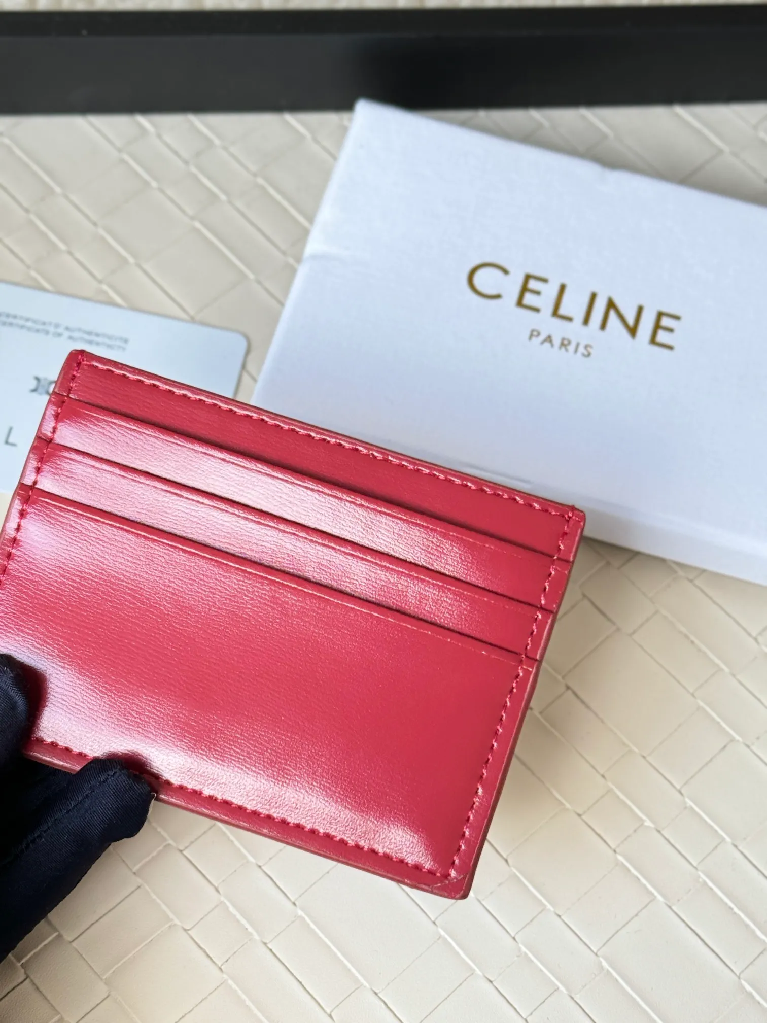 💰100 super mini card holder CELINE's new embossed logo card holder, made of first-layer cowhide, two card slots + one middle pocket Style number: 10L833 Size: 10.5×7cm