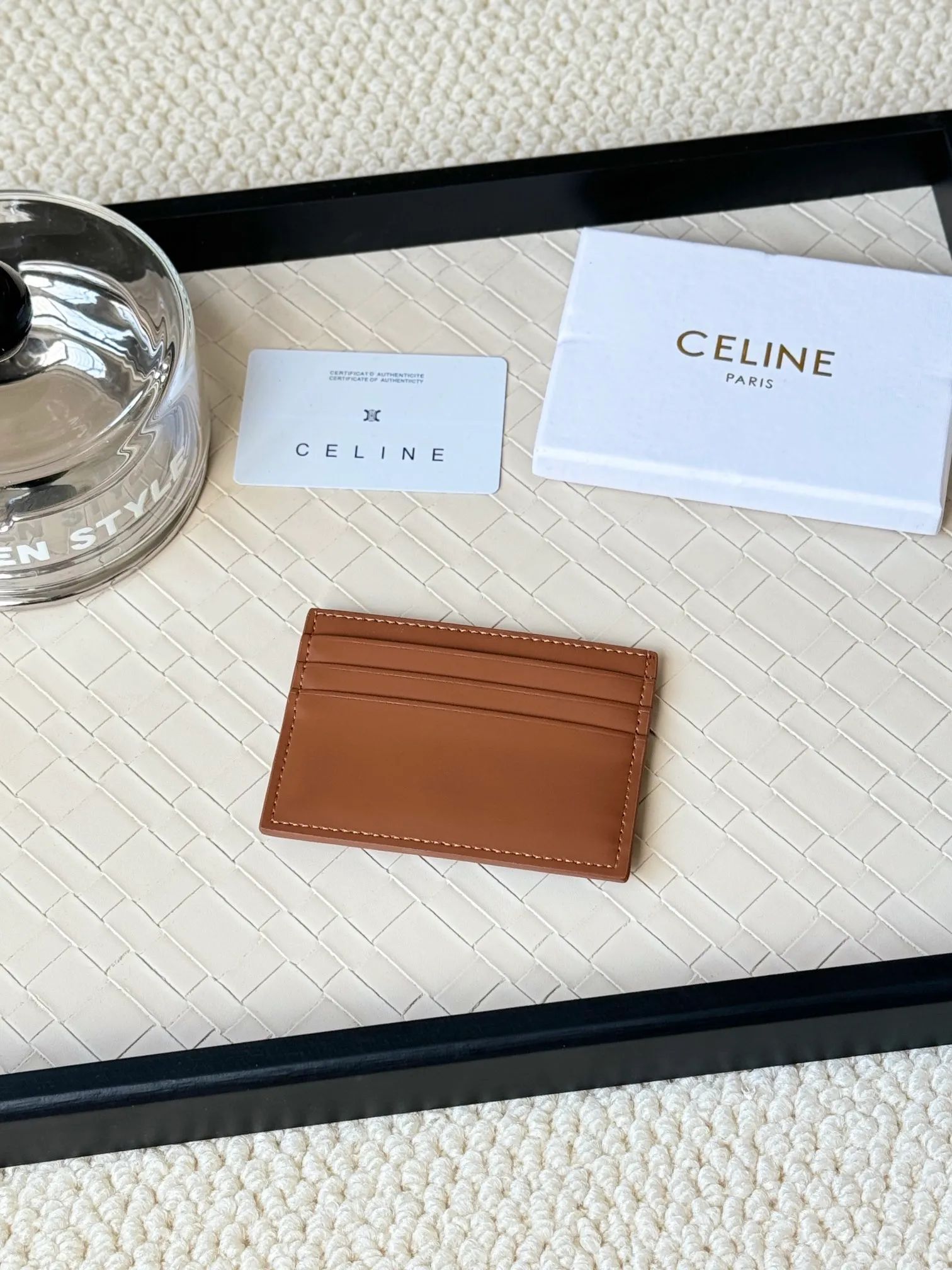 💰100 super mini card holder CELINE's new embossed logo card holder, made of first-layer cowhide, two card slots + one middle pocket Style number: 10L833 Size: 10.5×7cm