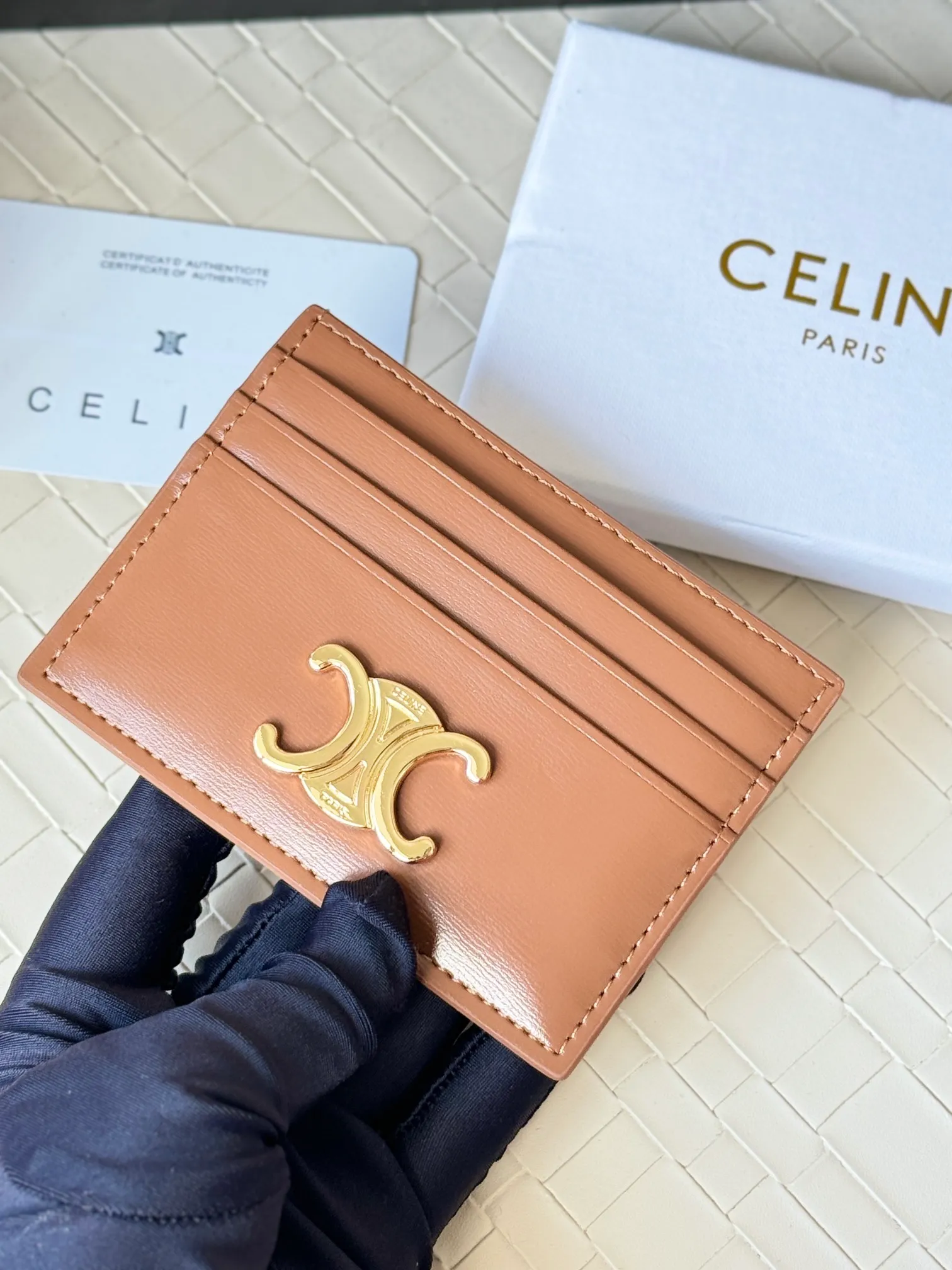 💰100 super mini card holder CELINE's new embossed logo card holder, made of first-layer cowhide, two card slots + one middle pocket Style number: 10L833 Size: 10.5×7cm