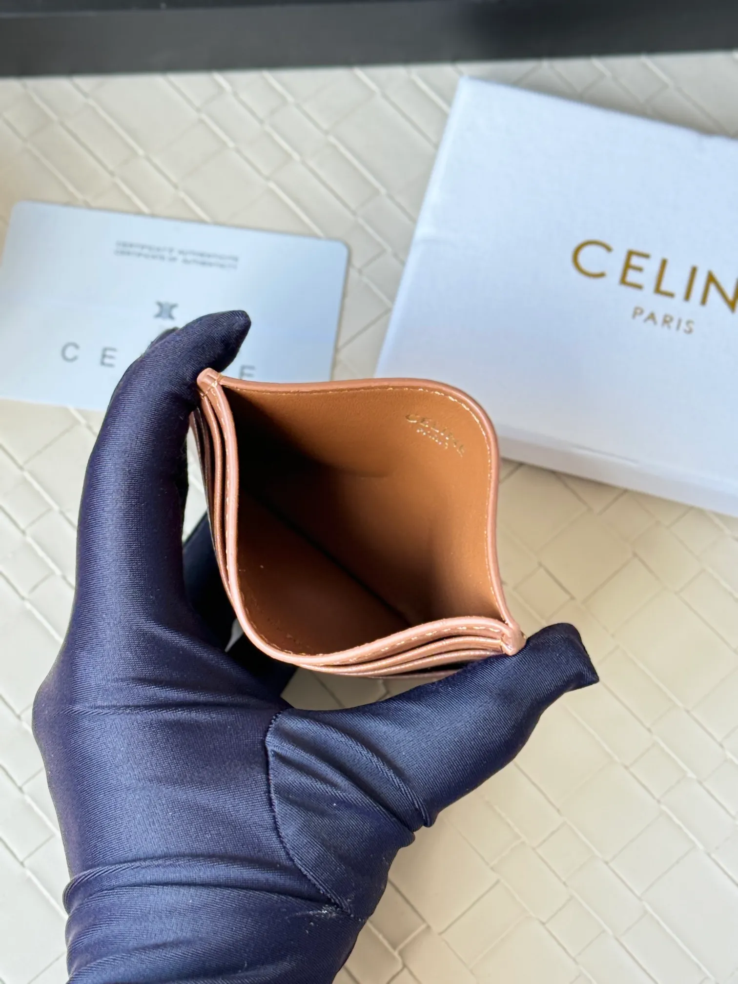 💰100 super mini card holder CELINE's new embossed logo card holder, made of first-layer cowhide, two card slots + one middle pocket Style number: 10L833 Size: 10.5×7cm