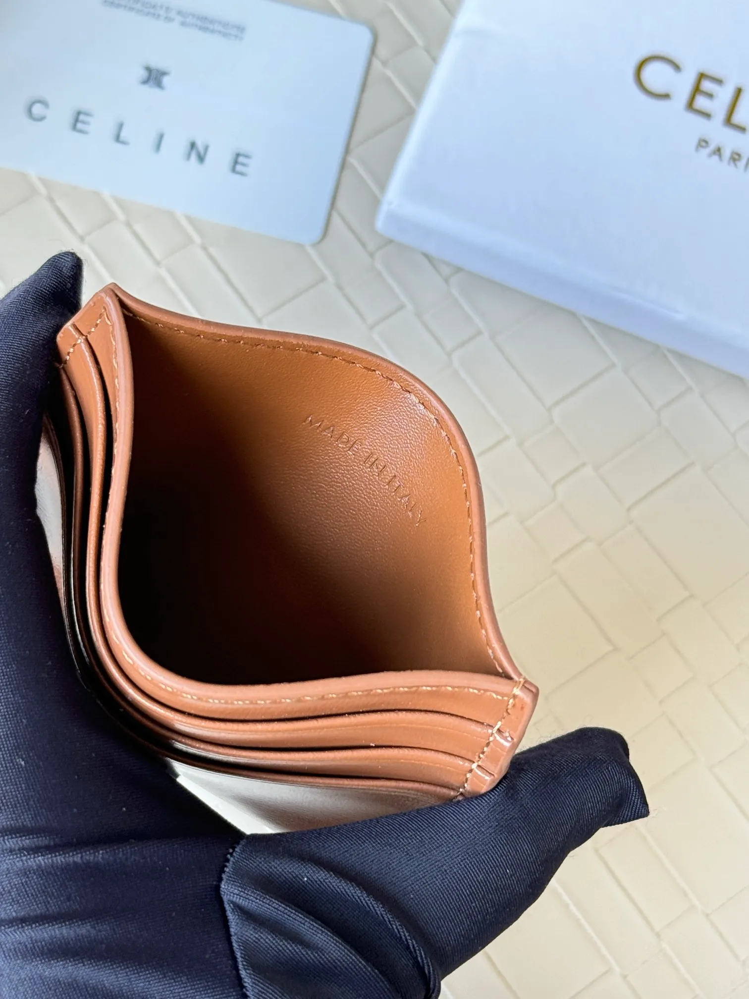 💰100 super mini card holder CELINE's new embossed logo card holder, made of first-layer cowhide, two card slots + one middle pocket Style number: 10L833 Size: 10.5×7cm