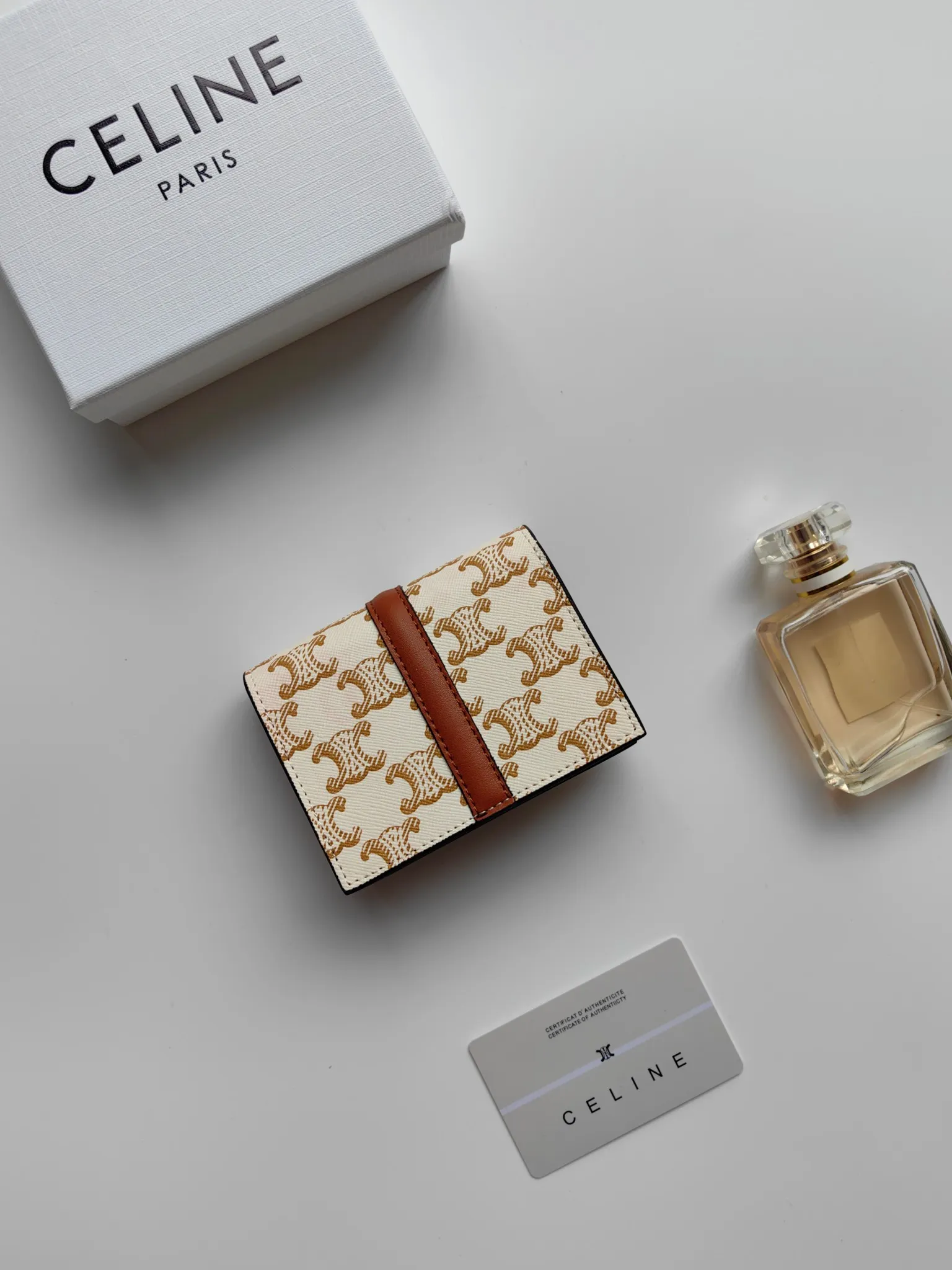💰130, Celine's new card holder, TRIOMPHE flip card holder, classic pattern with plain microfiber inside, rotating lock closure, 1 thickened main compartment, 2 inner card slots. No.: 10M473 Size: 10.5x8.5x3 cm
