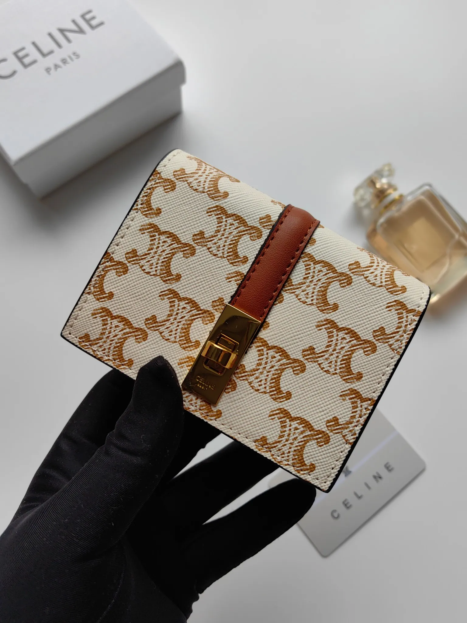 💰130, Celine's new card holder, TRIOMPHE flip card holder, classic pattern with plain microfiber inside, rotating lock closure, 1 thickened main compartment, 2 inner card slots. No.: 10M473 Size: 10.5x8.5x3 cm