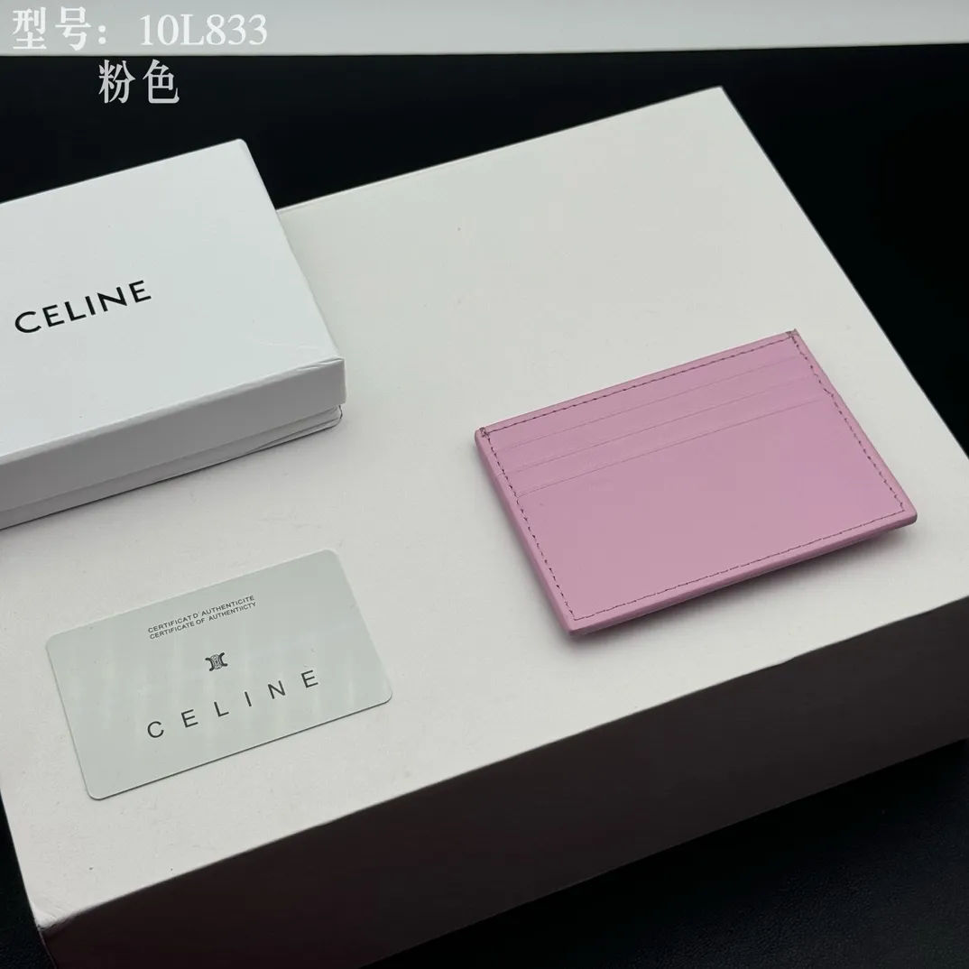💰90 💎Top quality high version calf leather 💌 𝗖𝗘𝗟𝗜𝗡𝗘 | 𝗧𝗥𝗜𝗢𝗠𝗣𝗛𝗘 Arc de Triomphe small card holder 〰️ Celine's new embossed logo card holder, made of first-layer cowhide, two card slots + one middle pocket. Style number: 10L833 Size: 10.5×7cm