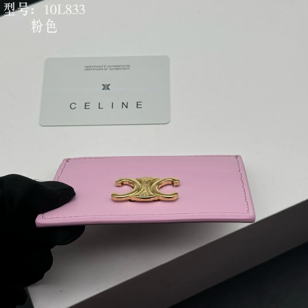 💰90 💎Top quality high version calf leather 💌 𝗖𝗘𝗟𝗜𝗡𝗘 | 𝗧𝗥𝗜𝗢𝗠𝗣𝗛𝗘 Arc de Triomphe small card holder 〰️ Celine's new embossed logo card holder, made of first-layer cowhide, two card slots + one middle pocket. Style number: 10L833 Size: 10.5×7cm