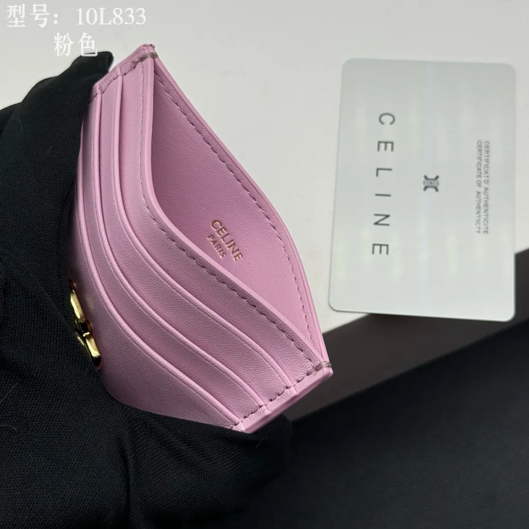 💰90 💎Top quality high version calf leather 💌 𝗖𝗘𝗟𝗜𝗡𝗘 | 𝗧𝗥𝗜𝗢𝗠𝗣𝗛𝗘 Arc de Triomphe small card holder 〰️ Celine's new embossed logo card holder, made of first-layer cowhide, two card slots + one middle pocket. Style number: 10L833 Size: 10.5×7cm