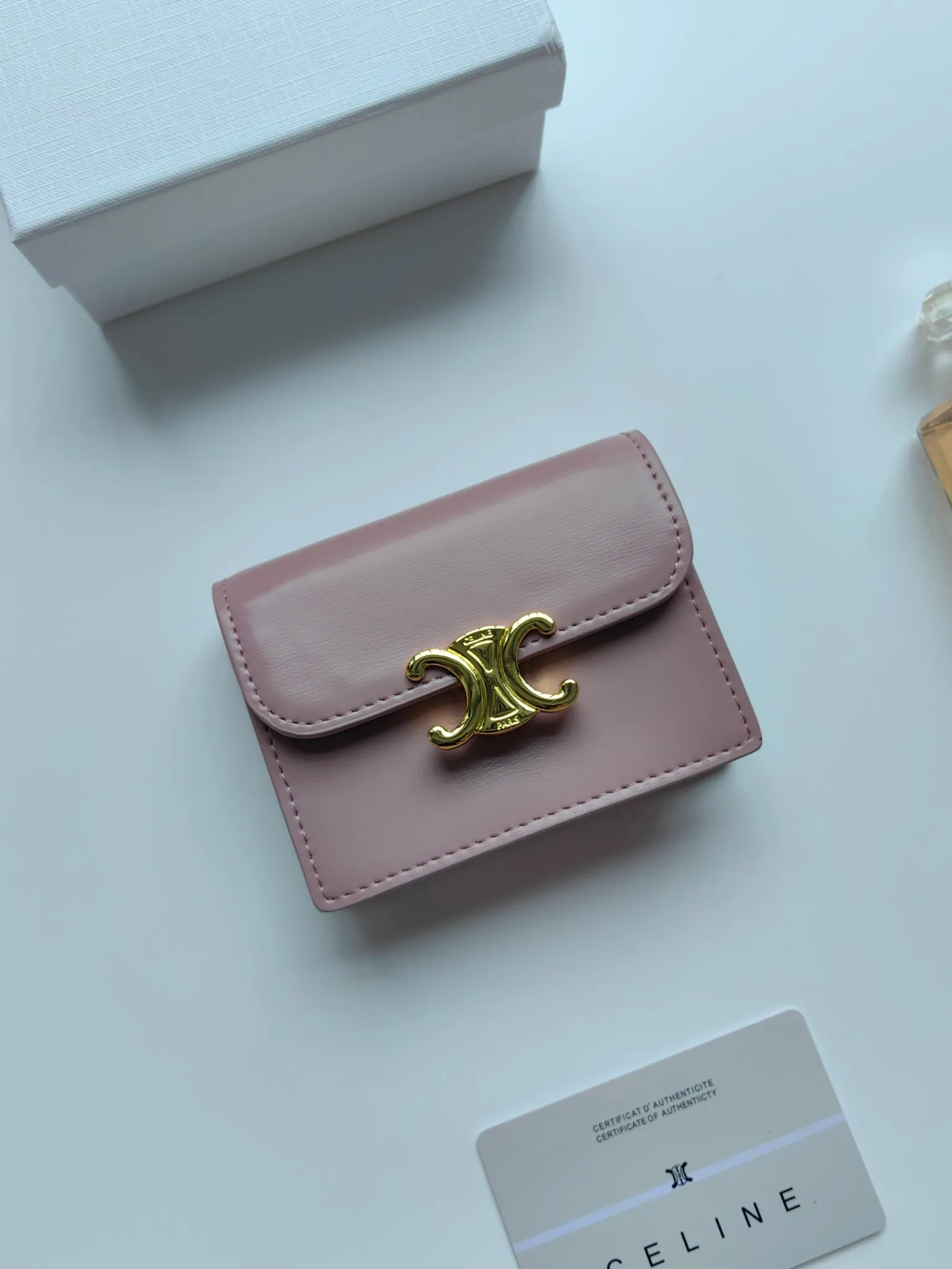 💰130 Celine's new card holder, TRIOMPHE business card holder, classic pattern large surface with plain microfiber interior, gold finish TRIOMPHE metal snap closure, 1 thickened main compartment, 3 inner card slots. No.: 10N063 Size: 10.5x8.5x3 cm