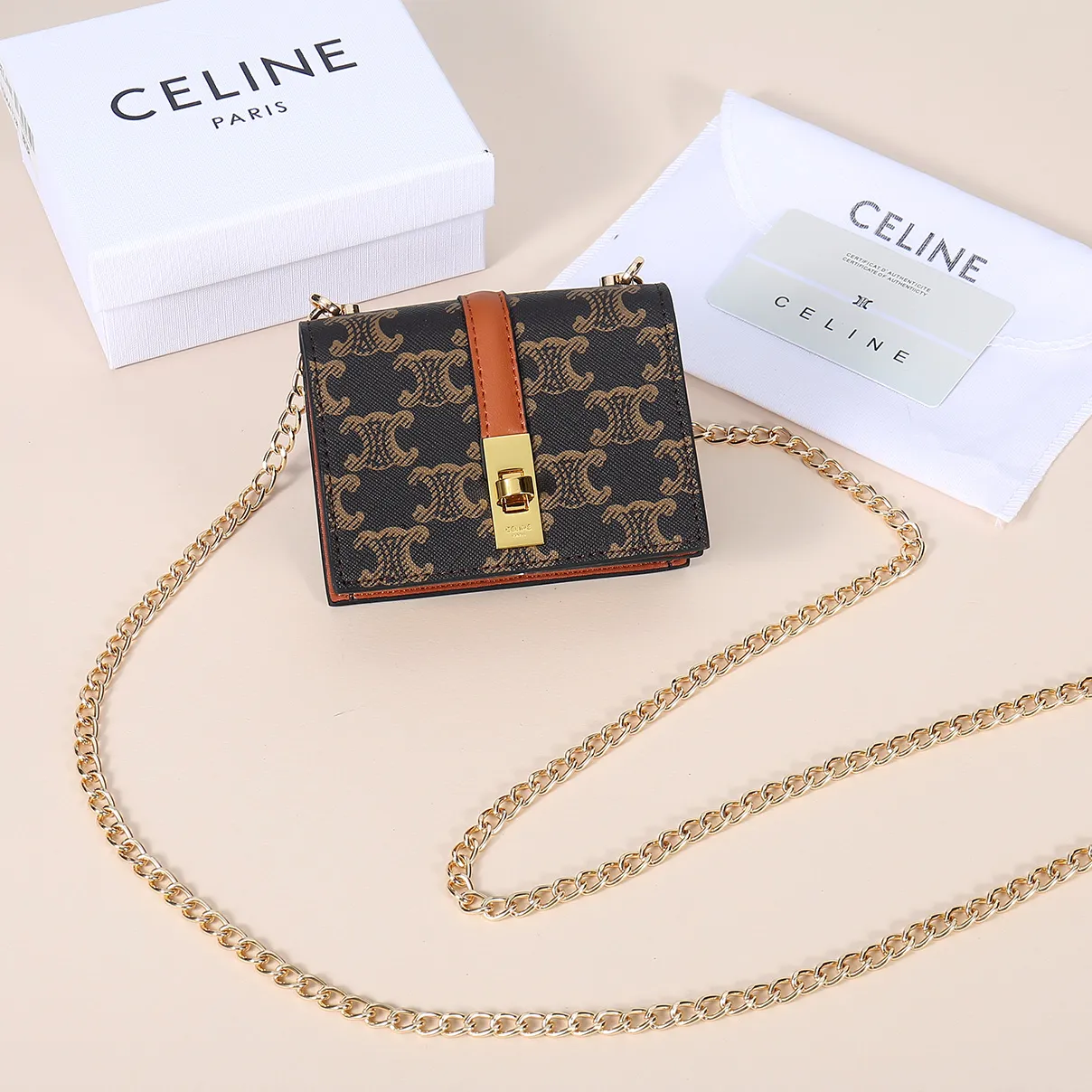 💰140, Celine's latest chain card holder, TRIOMPHE flip chain card holder, can be worn cross-body, classic pattern with plain microfiber interior, rotating lock closure, 1 thickened main compartment, 2 inner card slots. No.: 10M472 Size: 10.5x8.5x3 cm