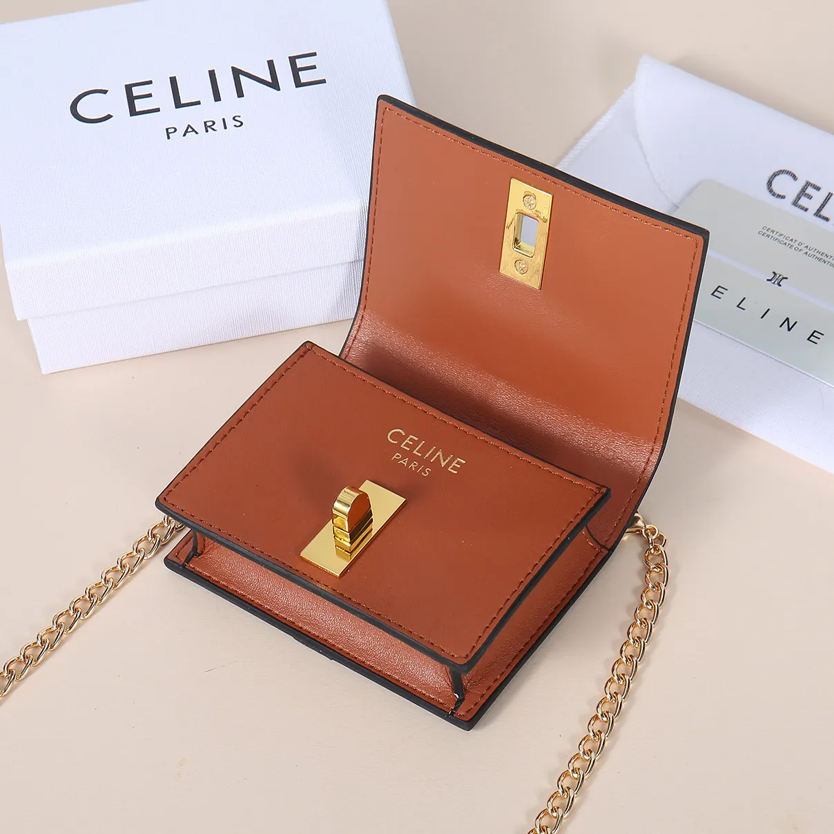 💰140, Celine's latest chain card holder, TRIOMPHE flip chain card holder, can be worn cross-body, classic pattern with plain microfiber interior, rotating lock closure, 1 thickened main compartment, 2 inner card slots. No.: 10M472 Size: 10.5x8.5x3 cm