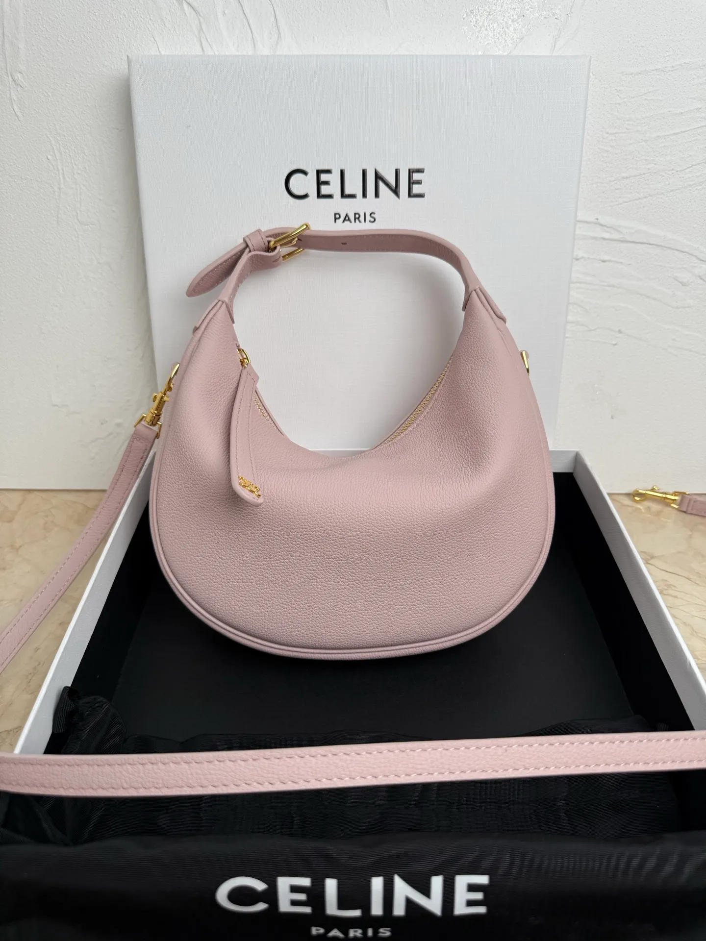 p1460 new product online 🅰️🅰️ CE new LuLu bag This time CE’s new LuLu bag is really stunning. I was struck by this crescent bag at first glance. It has a sense of high-end. The body of the bag is made of soft calfskin and feels like rua clouds. The hardware is all old and retro style. When paired with it, the temperament takes off. The most amazing thing is this bag shape! It can be salty, sweet, commuting, dating, cross-body, or one-shoulder. They are all very beautiful, and the capacity is completely sufficient for daily use. Paired with a coat, it looks like a lady, and paired with a sweater, it is very casual and casual. It is really versatile! ♻️ Style number: 119599 Color: White Size: 22x15x5cm