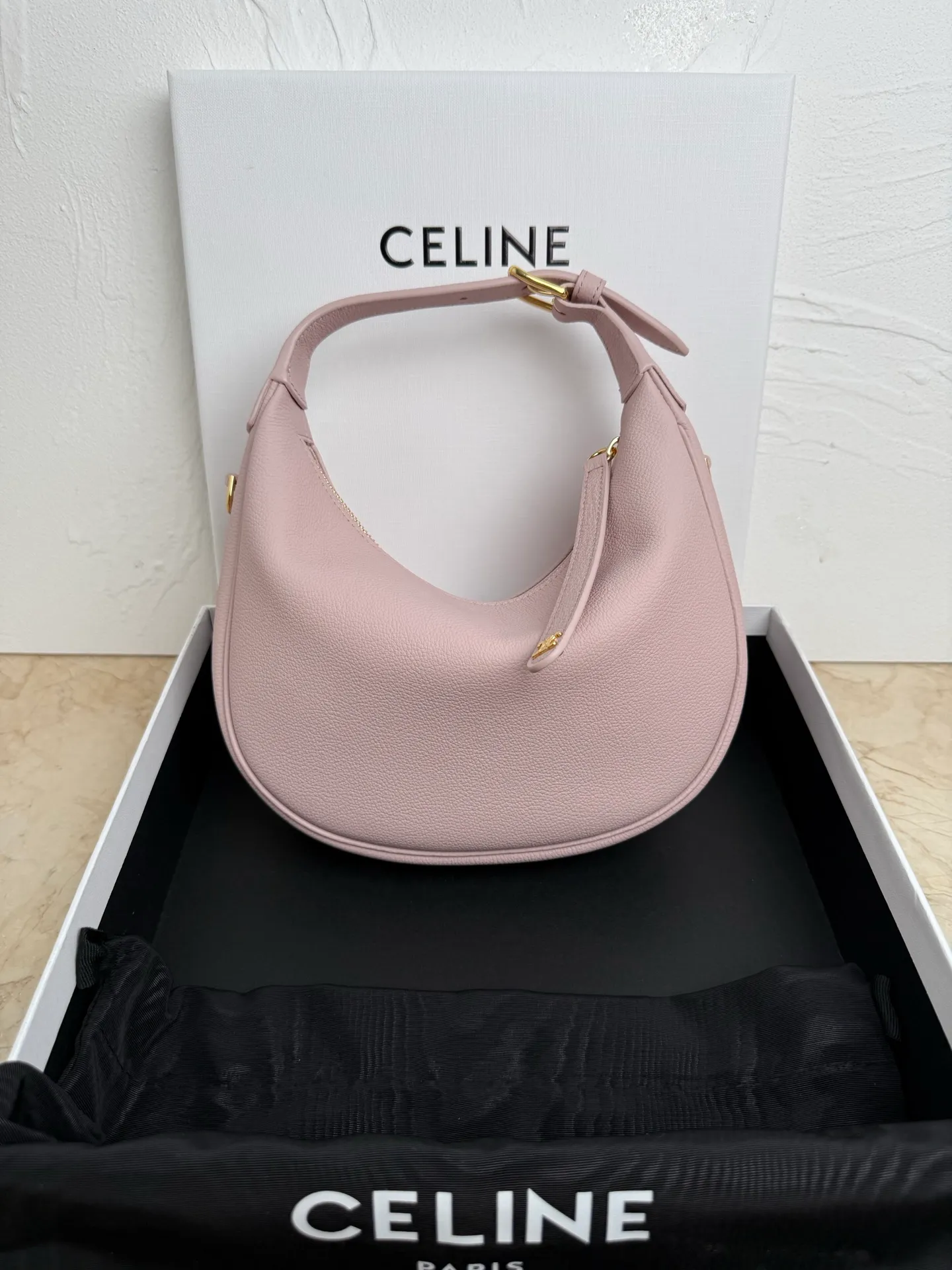 p1460 new product online 🅰️🅰️ CE new LuLu bag This time CE’s new LuLu bag is really stunning. I was struck by this crescent bag at first glance. It has a sense of high-end. The body of the bag is made of soft calfskin and feels like rua clouds. The hardware is all old and retro style. When paired with it, the temperament takes off. The most amazing thing is this bag shape! It can be salty, sweet, commuting, dating, cross-body, or one-shoulder. They are all very beautiful, and the capacity is completely sufficient for daily use. Paired with a coat, it looks like a lady, and paired with a sweater, it is very casual and casual. It is really versatile! ♻️ Style number: 119599 Color: White Size: 22x15x5cm