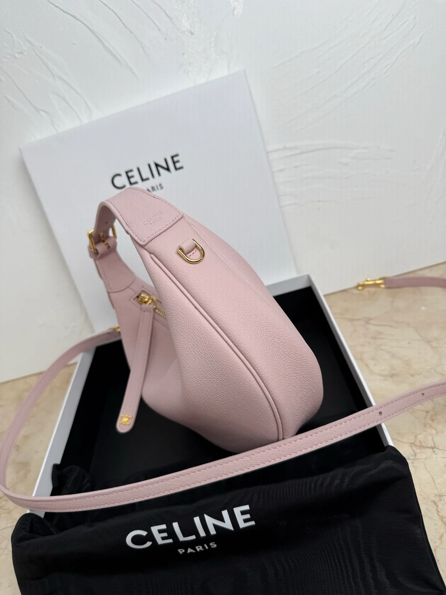 p1460 new product online 🅰️🅰️ CE new LuLu bag This time CE’s new LuLu bag is really stunning. I was struck by this crescent bag at first glance. It has a sense of high-end. The body of the bag is made of soft calfskin and feels like rua clouds. The hardware is all old and retro style. When paired with it, the temperament takes off. The most amazing thing is this bag shape! It can be salty, sweet, commuting, dating, cross-body, or one-shoulder. They are all very beautiful, and the capacity is completely sufficient for daily use. Paired with a coat, it looks like a lady, and paired with a sweater, it is very casual and casual. It is really versatile! ♻️ Style number: 119599 Color: White Size: 22x15x5cm