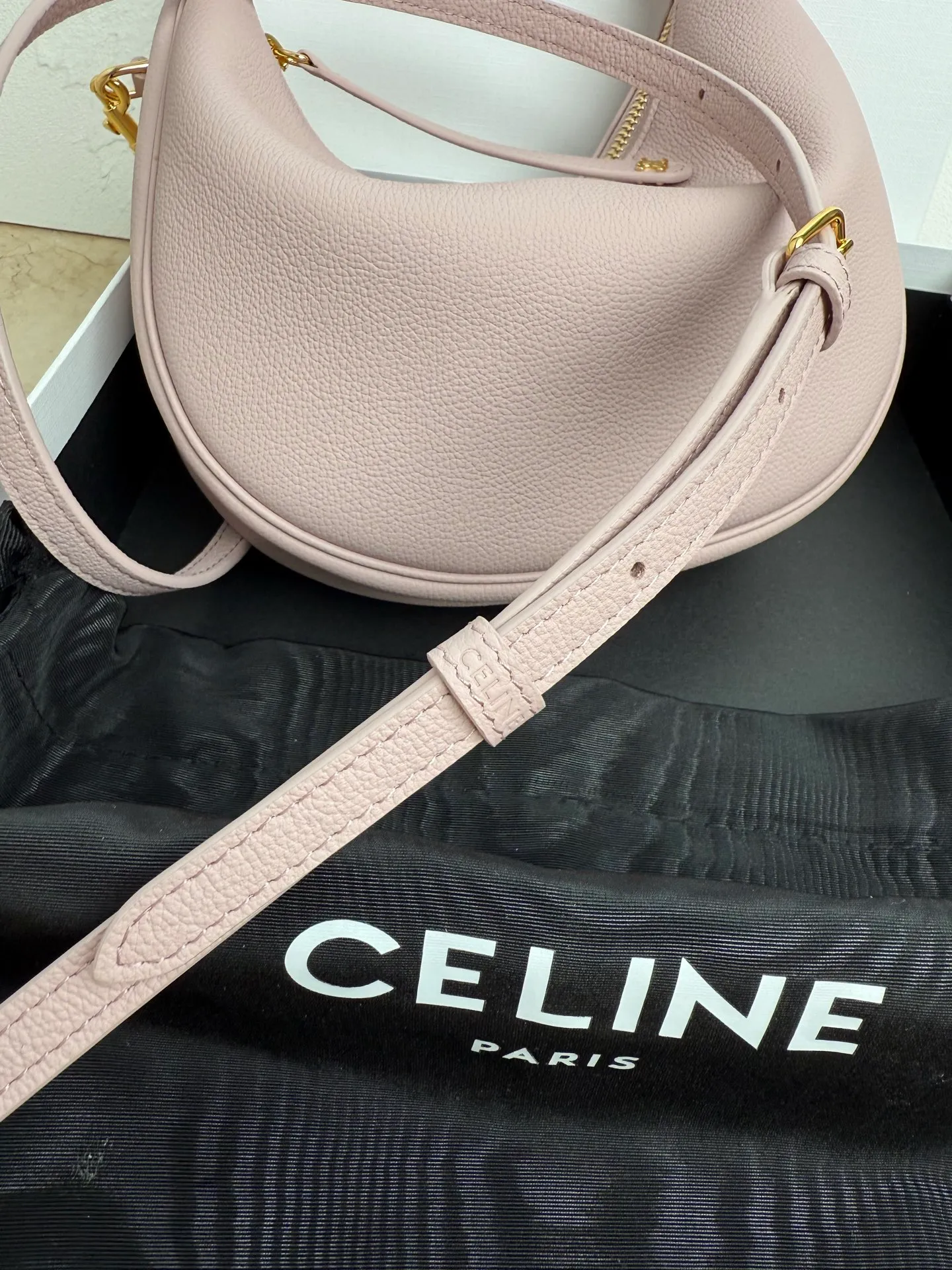 p1460 new product online 🅰️🅰️ CE new LuLu bag This time CE’s new LuLu bag is really stunning. I was struck by this crescent bag at first glance. It has a sense of high-end. The body of the bag is made of soft calfskin and feels like rua clouds. The hardware is all old and retro style. When paired with it, the temperament takes off. The most amazing thing is this bag shape! It can be salty, sweet, commuting, dating, cross-body, or one-shoulder. They are all very beautiful, and the capacity is completely sufficient for daily use. Paired with a coat, it looks like a lady, and paired with a sweater, it is very casual and casual. It is really versatile! ♻️ Style number: 119599 Color: White Size: 22x15x5cm