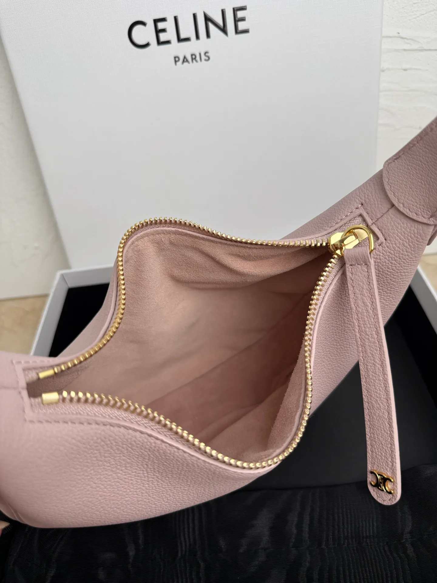 p1460 new product online 🅰️🅰️ CE new LuLu bag This time CE’s new LuLu bag is really stunning. I was struck by this crescent bag at first glance. It has a sense of high-end. The body of the bag is made of soft calfskin and feels like rua clouds. The hardware is all old and retro style. When paired with it, the temperament takes off. The most amazing thing is this bag shape! It can be salty, sweet, commuting, dating, cross-body, or one-shoulder. They are all very beautiful, and the capacity is completely sufficient for daily use. Paired with a coat, it looks like a lady, and paired with a sweater, it is very casual and casual. It is really versatile! ♻️ Style number: 119599 Color: White Size: 22x15x5cm