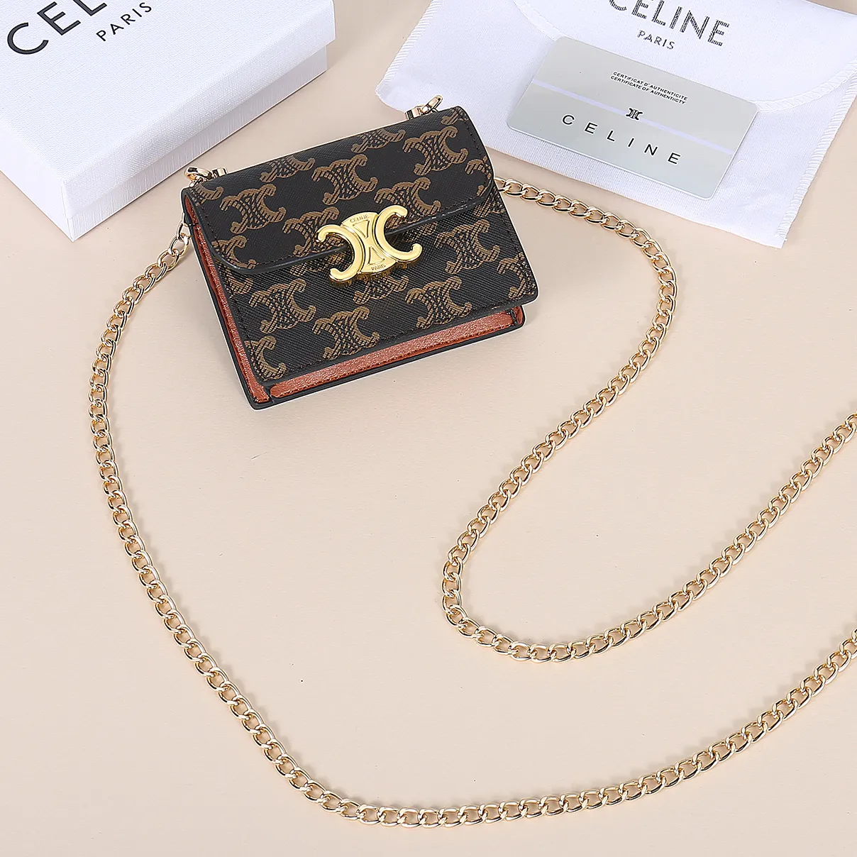 💰140, Celine’s new chain TRIOMPHE business card bag, which can be worn cross-body, has a classic pattern with plain microfiber on the inside, gold-finished TRIOMPHE metal snap closure, 1 thickened main compartment, and 3 inner card slots. No.: 10N062 Size: 10.5x8.5x3 cm