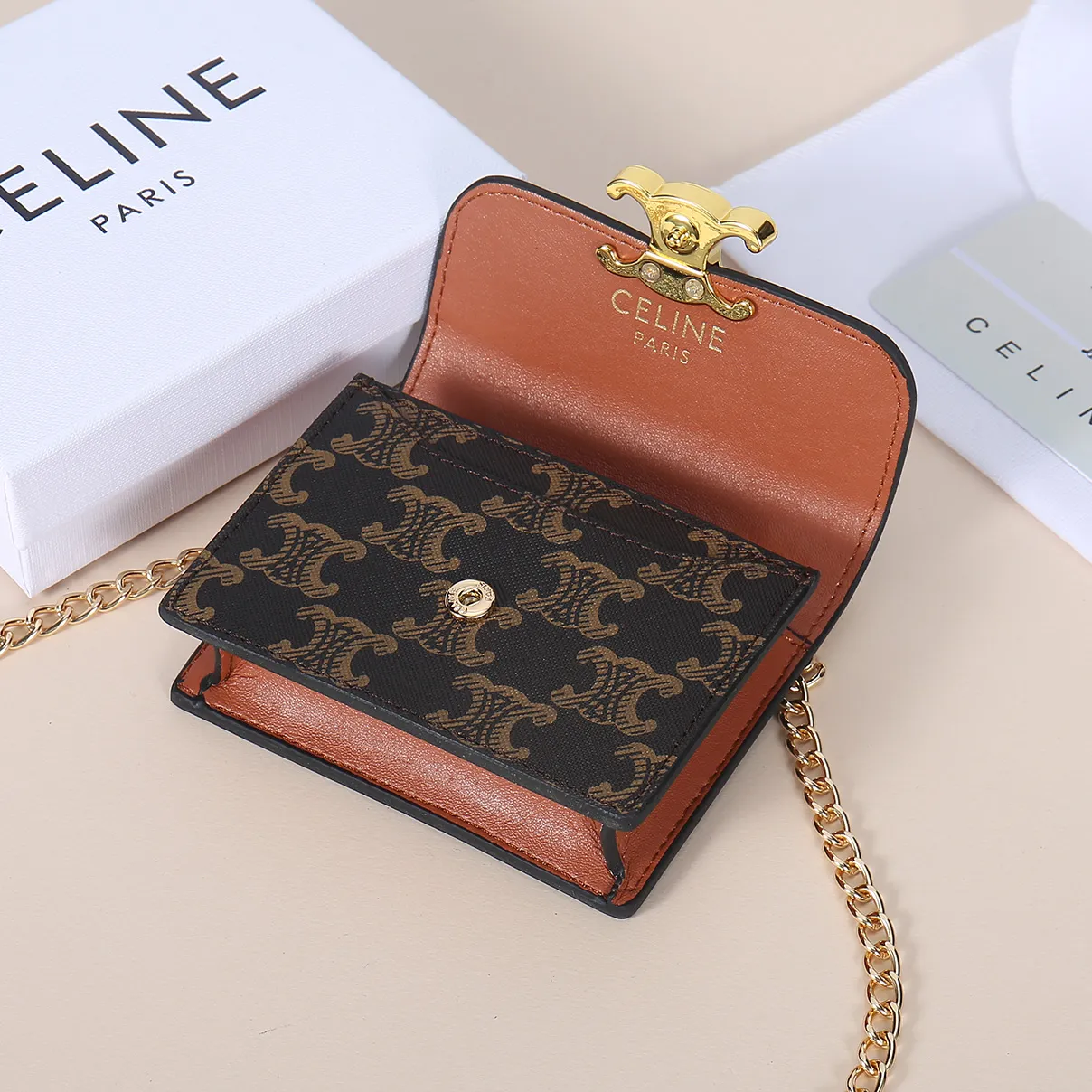 💰140, Celine’s new chain TRIOMPHE business card bag, which can be worn cross-body, has a classic pattern with plain microfiber on the inside, gold-finished TRIOMPHE metal snap closure, 1 thickened main compartment, and 3 inner card slots. No.: 10N062 Size: 10.5x8.5x3 cm