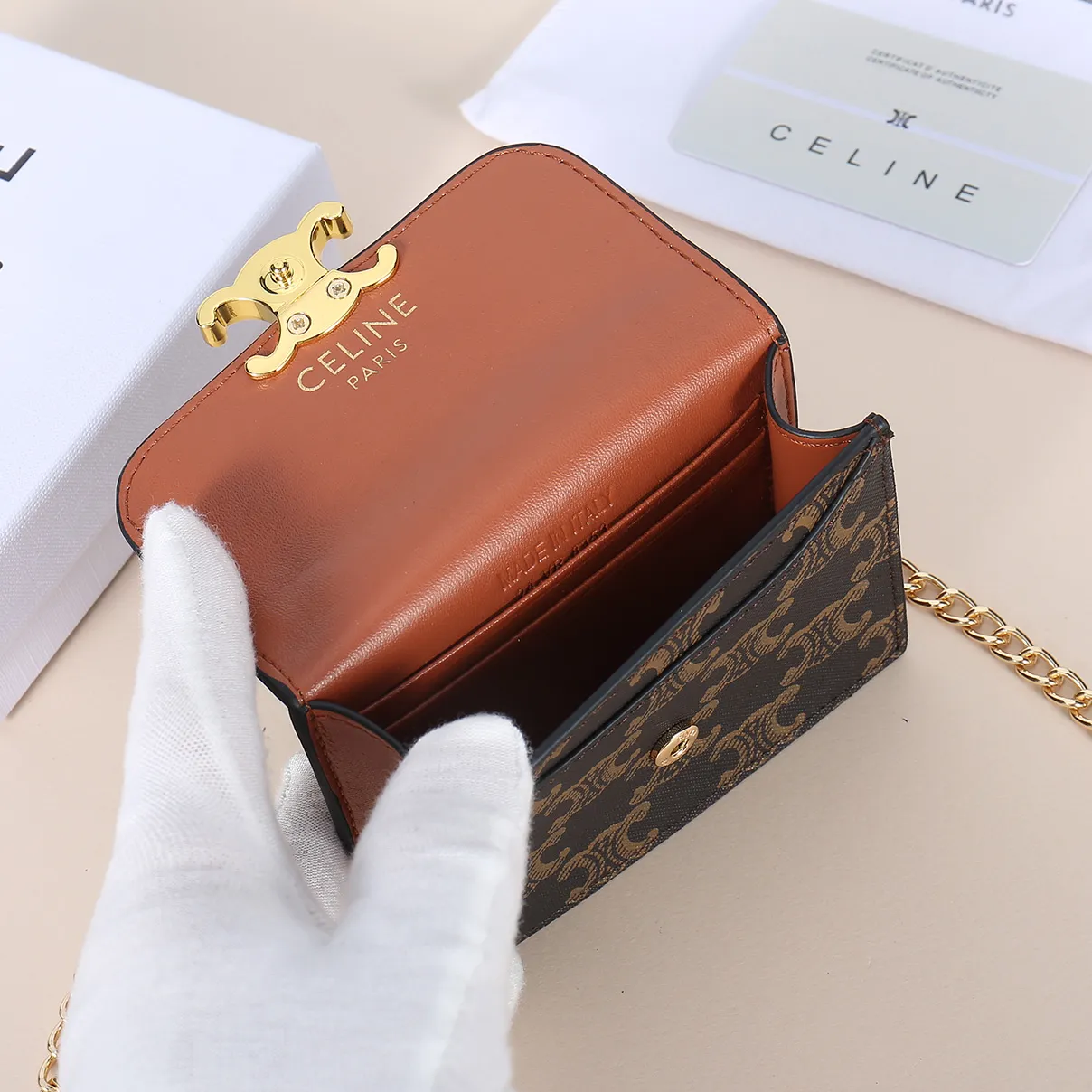 💰140, Celine’s new chain TRIOMPHE business card bag, which can be worn cross-body, has a classic pattern with plain microfiber on the inside, gold-finished TRIOMPHE metal snap closure, 1 thickened main compartment, and 3 inner card slots. No.: 10N062 Size: 10.5x8.5x3 cm