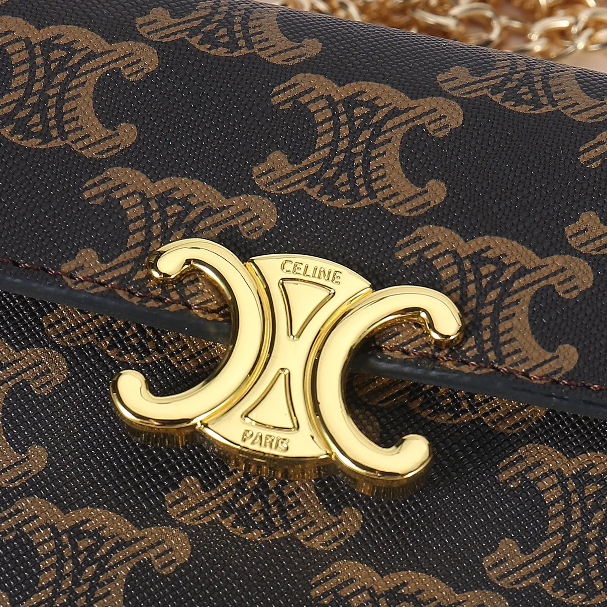 💰140, Celine’s new chain TRIOMPHE business card bag, which can be worn cross-body, has a classic pattern with plain microfiber on the inside, gold-finished TRIOMPHE metal snap closure, 1 thickened main compartment, and 3 inner card slots. No.: 10N062 Size: 10.5x8.5x3 cm