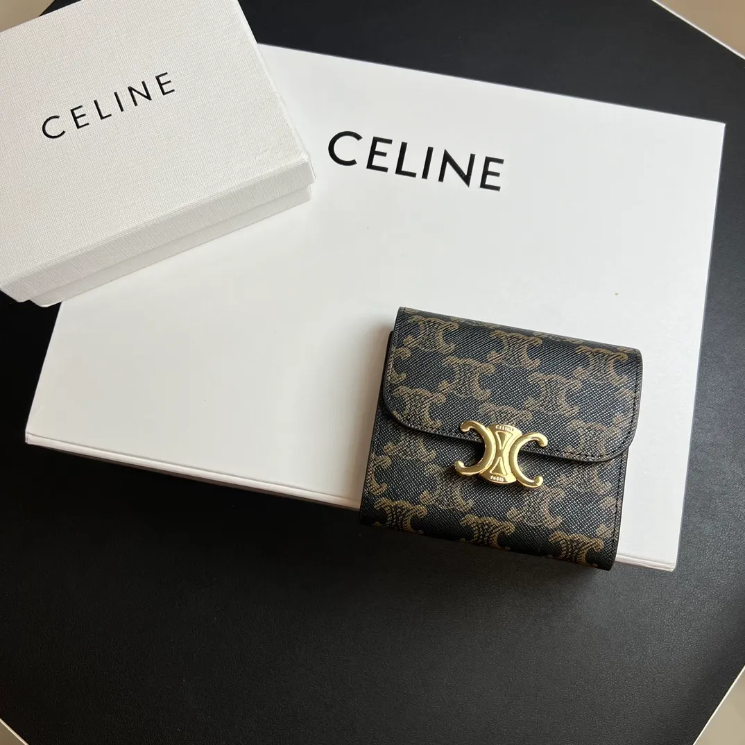 💰150 💎 Top quality Arc de Triomphe ❤️ 𝗖𝗘𝗟𝗜𝗡𝗘 Arc de Triomphe tri-fold wallet 🇫🇷 # Two-layer cowhide, non-transferable‼ ️ Exclusive real shot of CELINE. There is no color difference in the picture. The details are exactly the same. It is a small item that enhances taste. It is a classic and popular model. It is good-looking and easy to use. It is compact and portable. All kinds of bank cards and ID documents are easy to throw around. You no longer have to worry about finding the daily essential items. 7 card slots, 1 small card pocket, 1 banknote slot. As the saying goes, although the sparrow is small, it has all the essentials~ The wallet can be used for a long time, no loss or loss. The high-end packaging is also a face-saving gift. Chongchong No.: 10D782CQ 10D783 10782 Size: w10.5×9×3cm.
