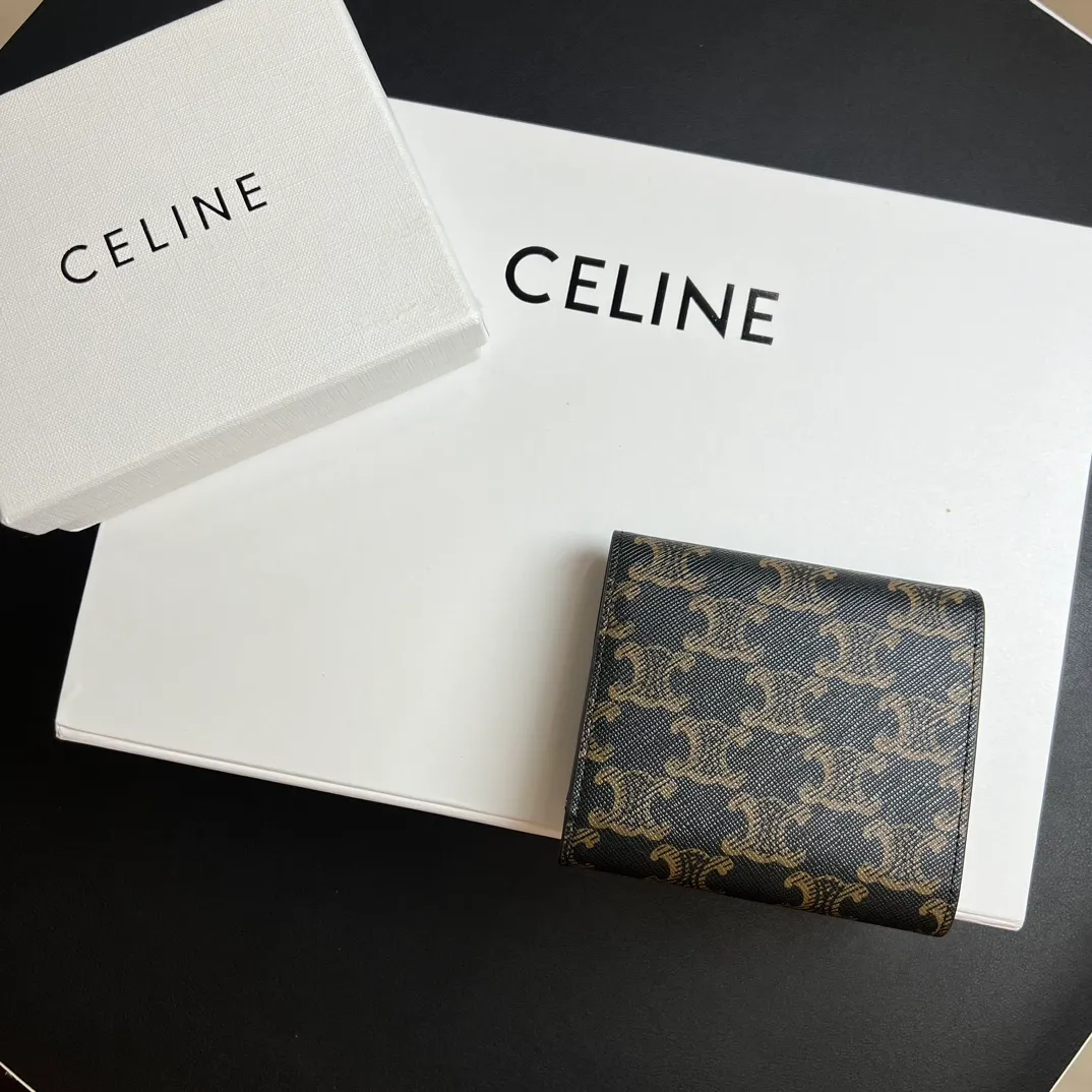 💰150 💎 Top quality Arc de Triomphe ❤️ 𝗖𝗘𝗟𝗜𝗡𝗘 Arc de Triomphe tri-fold wallet 🇫🇷 # Two-layer cowhide, non-transferable‼ ️ Exclusive real shot of CELINE. There is no color difference in the picture. The details are exactly the same. It is a small item that enhances taste. It is a classic and popular model. It is good-looking and easy to use. It is compact and portable. All kinds of bank cards and ID documents are easy to throw around. You no longer have to worry about finding the daily essential items. 7 card slots, 1 small card pocket, 1 banknote slot. As the saying goes, although the sparrow is small, it has all the essentials~ The wallet can be used for a long time, no loss or loss. The high-end packaging is also a face-saving gift. Chongchong No.: 10D782CQ 10D783 10782 Size: w10.5×9×3cm.