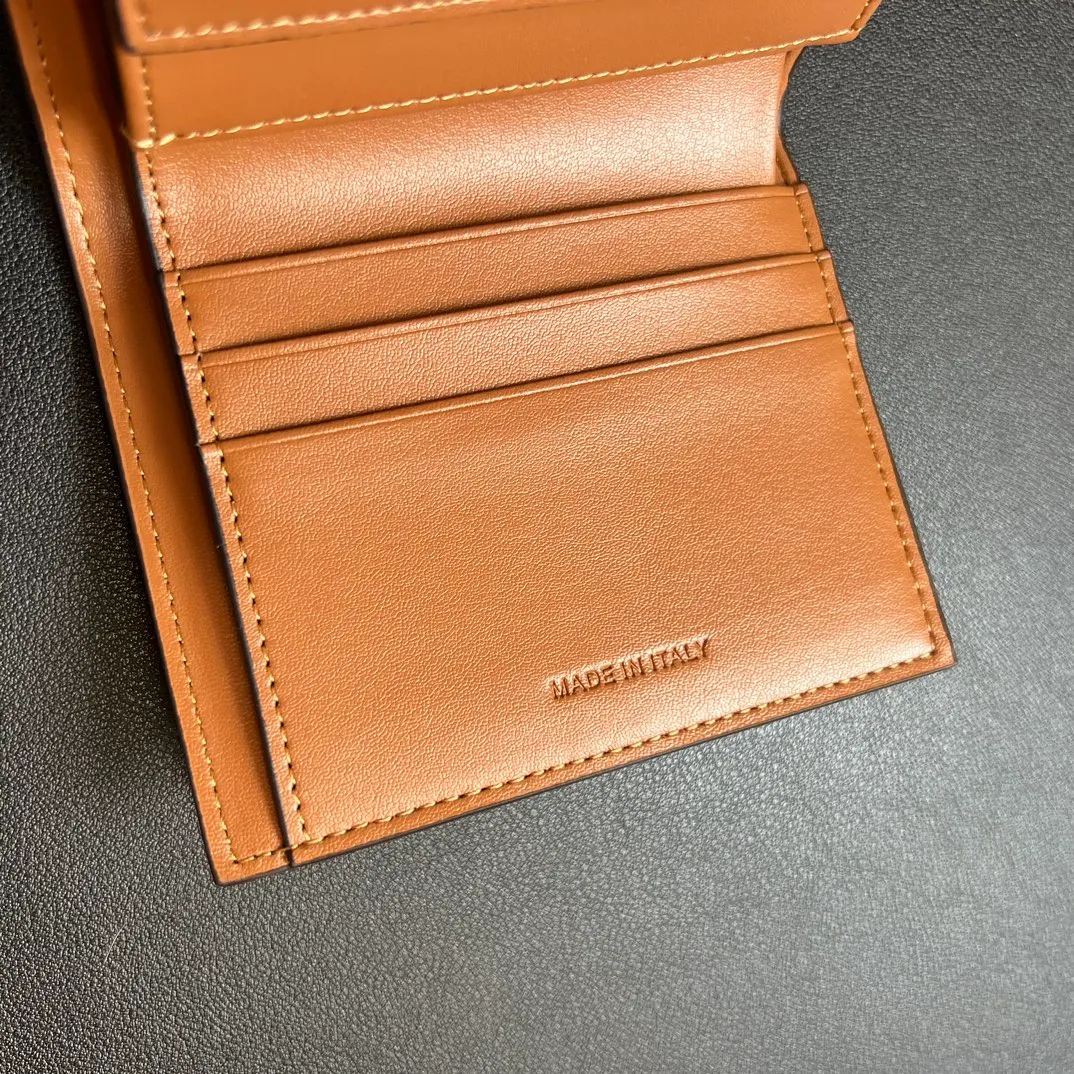 💰150 💎 Top quality Arc de Triomphe ❤️ 𝗖𝗘𝗟𝗜𝗡𝗘 Arc de Triomphe tri-fold wallet 🇫🇷 # Two-layer cowhide, non-transferable‼ ️ Exclusive real shot of CELINE. There is no color difference in the picture. The details are exactly the same. It is a small item that enhances taste. It is a classic and popular model. It is good-looking and easy to use. It is compact and portable. All kinds of bank cards and ID documents are easy to throw around. You no longer have to worry about finding the daily essential items. 7 card slots, 1 small card pocket, 1 banknote slot. As the saying goes, although the sparrow is small, it has all the essentials~ The wallet can be used for a long time, no loss or loss. The high-end packaging is also a face-saving gift. Chongchong No.: 10D782CQ 10D783 10782 Size: w10.5×9×3cm.