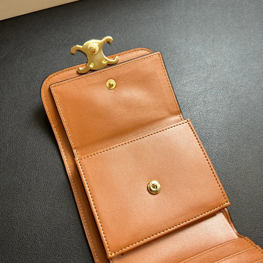 💰150 💎 Top quality Arc de Triomphe ❤️ 𝗖𝗘𝗟𝗜𝗡𝗘 Arc de Triomphe tri-fold wallet 🇫🇷 # Two-layer cowhide, non-transferable‼ ️ Exclusive real shot of CELINE. There is no color difference in the picture. The details are exactly the same. It is a small item that enhances taste. It is a classic and popular model. It is good-looking and easy to use. It is compact and portable. All kinds of bank cards and ID documents are easy to throw around. You no longer have to worry about finding the daily essential items. 7 card slots, 1 small card pocket, 1 banknote slot. As the saying goes, although the sparrow is small, it has all the essentials~ The wallet can be used for a long time, no loss or loss. The high-end packaging is also a face-saving gift. Chongchong No.: 10D782CQ 10D783 10782 Size: w10.5×9×3cm.