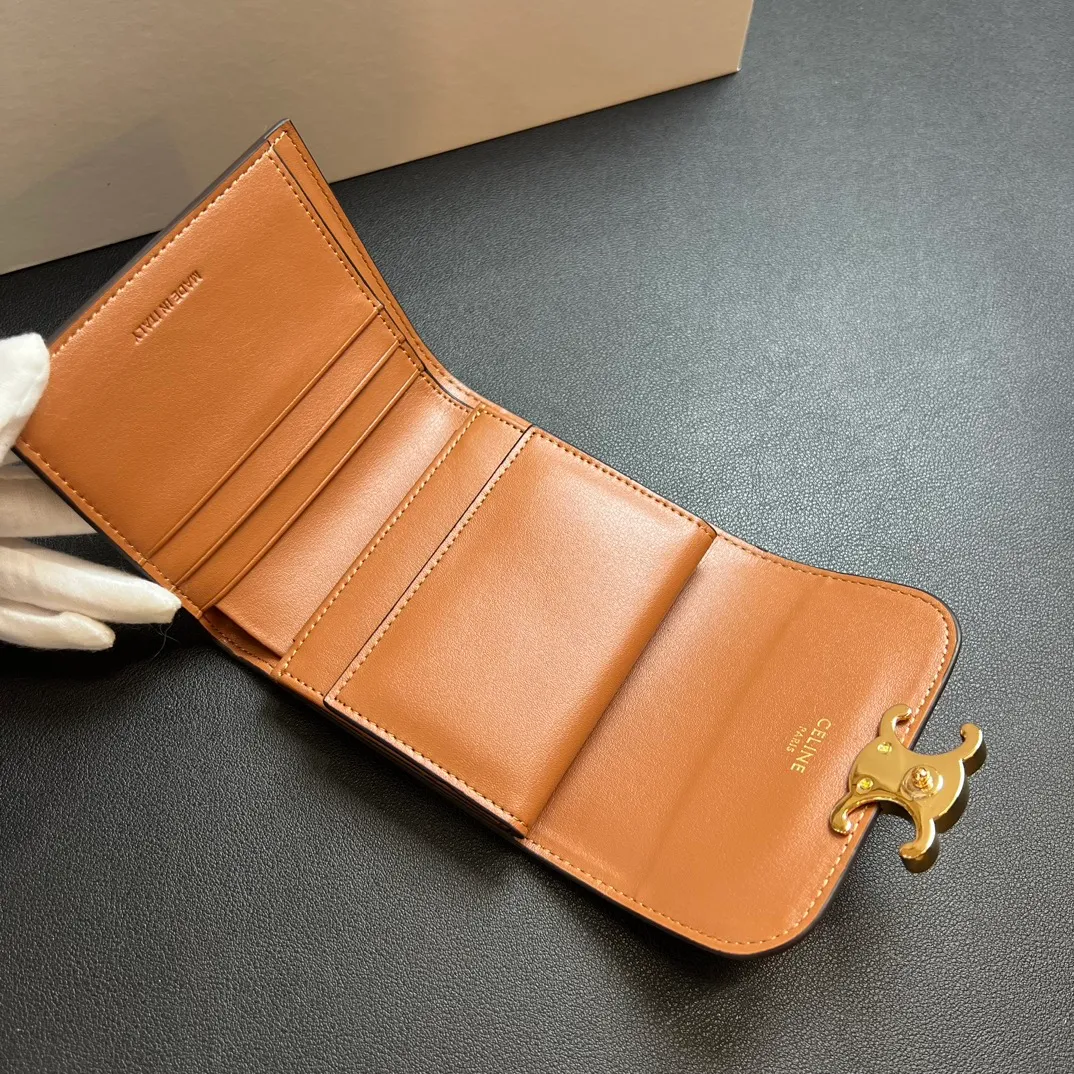 💰150 💎 Top quality Arc de Triomphe ❤️ 𝗖𝗘𝗟𝗜𝗡𝗘 Arc de Triomphe tri-fold wallet 🇫🇷 # Two-layer cowhide, non-transferable‼ ️ Exclusive real shot of CELINE. There is no color difference in the picture. The details are exactly the same. It is a small item that enhances taste. It is a classic and popular model. It is good-looking and easy to use. It is compact and portable. All kinds of bank cards and ID documents are easy to throw around. You no longer have to worry about finding the daily essential items. 7 card slots, 1 small card pocket, 1 banknote slot. As the saying goes, although the sparrow is small, it has all the essentials~ The wallet can be used for a long time, no loss or loss. The high-end packaging is also a face-saving gift. Chongchong No.: 10D782CQ 10D783 10782 Size: w10.5×9×3cm.