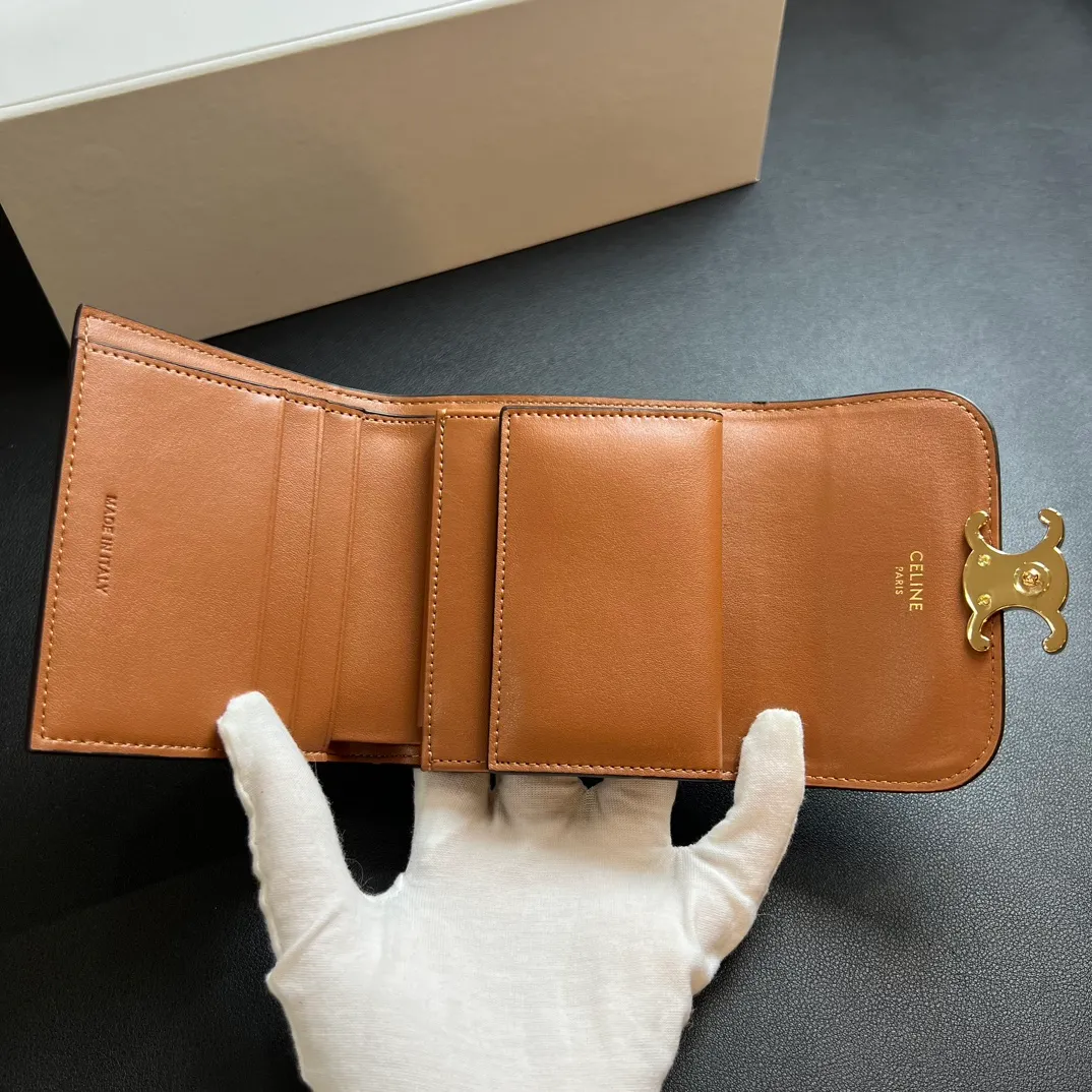 💰150 💎 Top quality Arc de Triomphe ❤️ 𝗖𝗘𝗟𝗜𝗡𝗘 Arc de Triomphe tri-fold wallet 🇫🇷 # Two-layer cowhide, non-transferable‼ ️ Exclusive real shot of CELINE. There is no color difference in the picture. The details are exactly the same. It is a small item that enhances taste. It is a classic and popular model. It is good-looking and easy to use. It is compact and portable. All kinds of bank cards and ID documents are easy to throw around. You no longer have to worry about finding the daily essential items. 7 card slots, 1 small card pocket, 1 banknote slot. As the saying goes, although the sparrow is small, it has all the essentials~ The wallet can be used for a long time, no loss or loss. The high-end packaging is also a face-saving gift. Chongchong No.: 10D782CQ 10D783 10782 Size: w10.5×9×3cm.