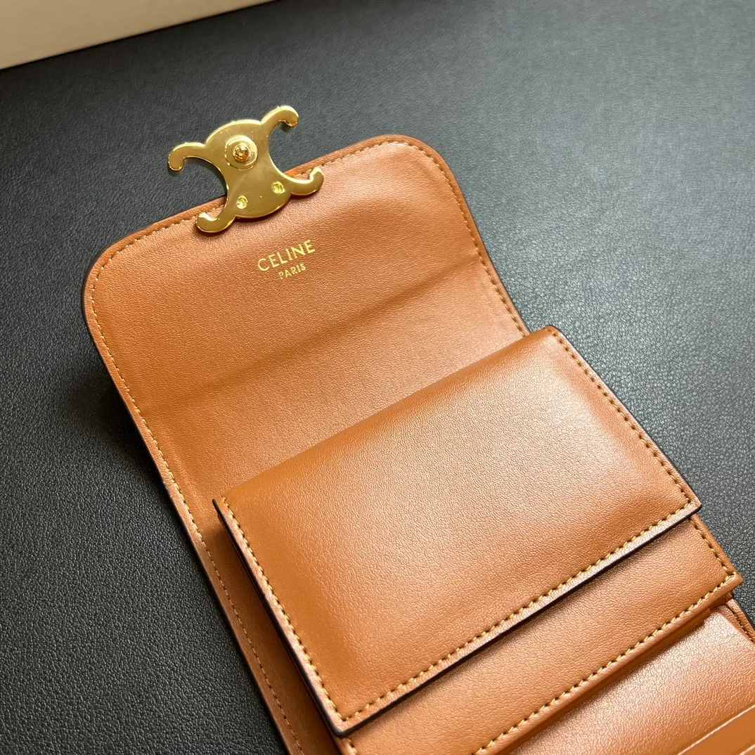 💰150 💎 Top quality Arc de Triomphe ❤️ 𝗖𝗘𝗟𝗜𝗡𝗘 Arc de Triomphe tri-fold wallet 🇫🇷 # Two-layer cowhide, non-transferable‼ ️ Exclusive real shot of CELINE. There is no color difference in the picture. The details are exactly the same. It is a small item that enhances taste. It is a classic and popular model. It is good-looking and easy to use. It is compact and portable. All kinds of bank cards and ID documents are easy to throw around. You no longer have to worry about finding the daily essential items. 7 card slots, 1 small card pocket, 1 banknote slot. As the saying goes, although the sparrow is small, it has all the essentials~ The wallet can be used for a long time, no loss or loss. The high-end packaging is also a face-saving gift. Chongchong No.: 10D782CQ 10D783 10782 Size: w10.5×9×3cm.