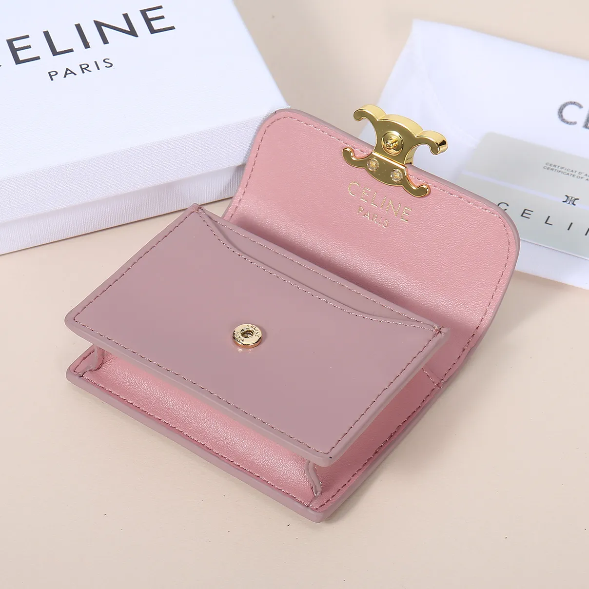 💰130, Celine's new card holder, TRIOMPHE business card holder, large cowhide with plain microfiber interior, gold finish TRIOMPHE metal snap closure, 1 thickened main compartment, 3 inner card slots. No.: 10N063 Size: 10.5x8.5x3 cm