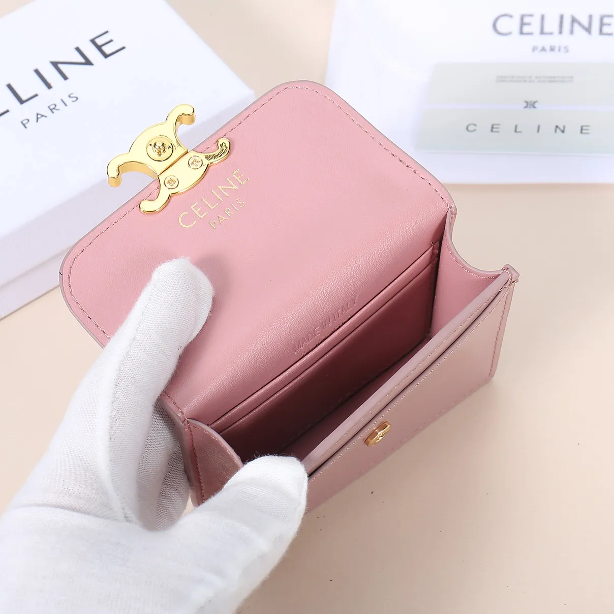 💰130, Celine's new card holder, TRIOMPHE business card holder, large cowhide with plain microfiber interior, gold finish TRIOMPHE metal snap closure, 1 thickened main compartment, 3 inner card slots. No.: 10N063 Size: 10.5x8.5x3 cm