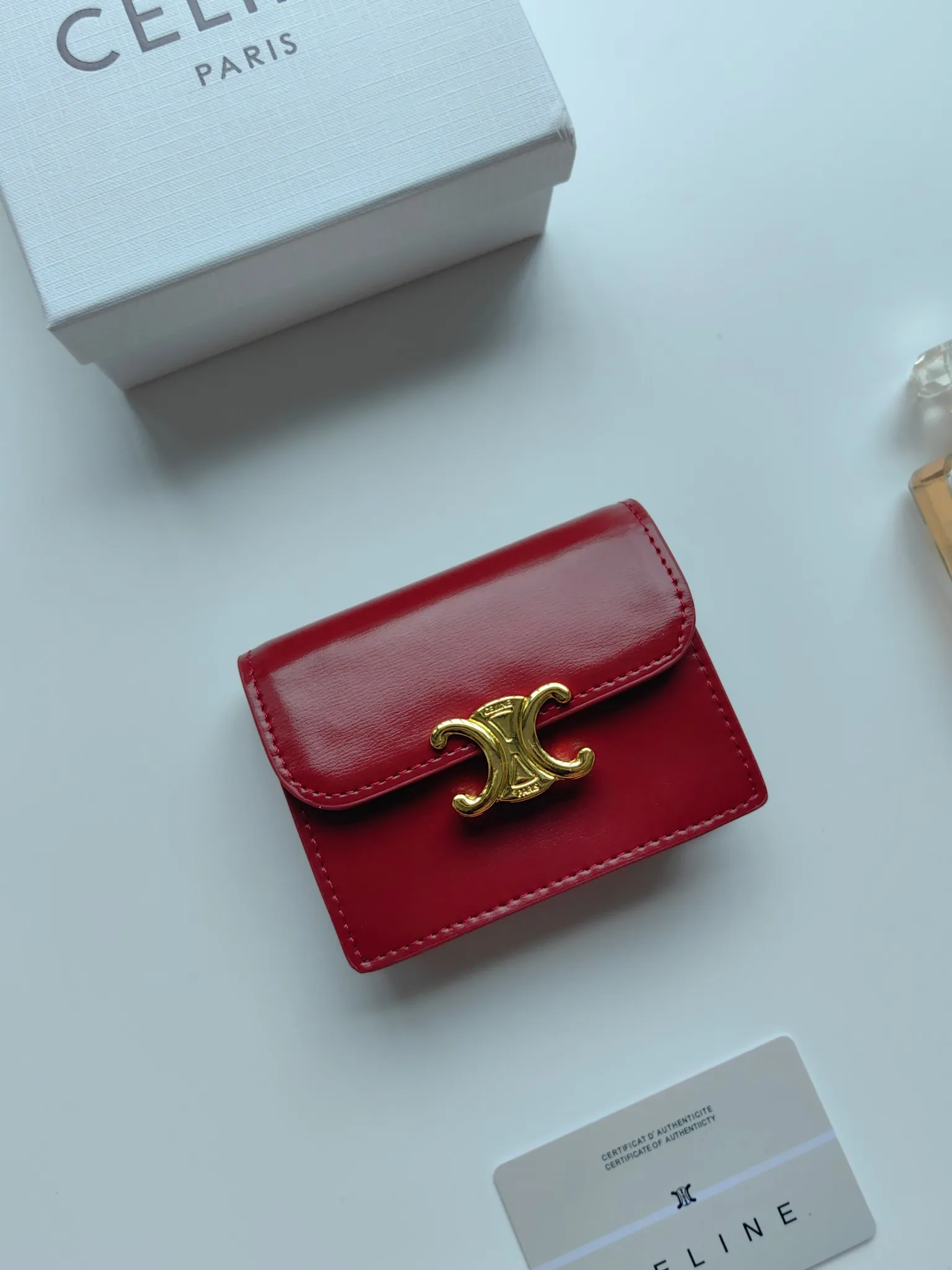 💰130 Celine's new card holder, TRIOMPHE business card holder, classic pattern large surface with plain microfiber interior, gold finish TRIOMPHE metal snap closure, 1 thickened main compartment, 3 inner card slots. No.: 10N063 Size: 10.5x8.5x3 cm