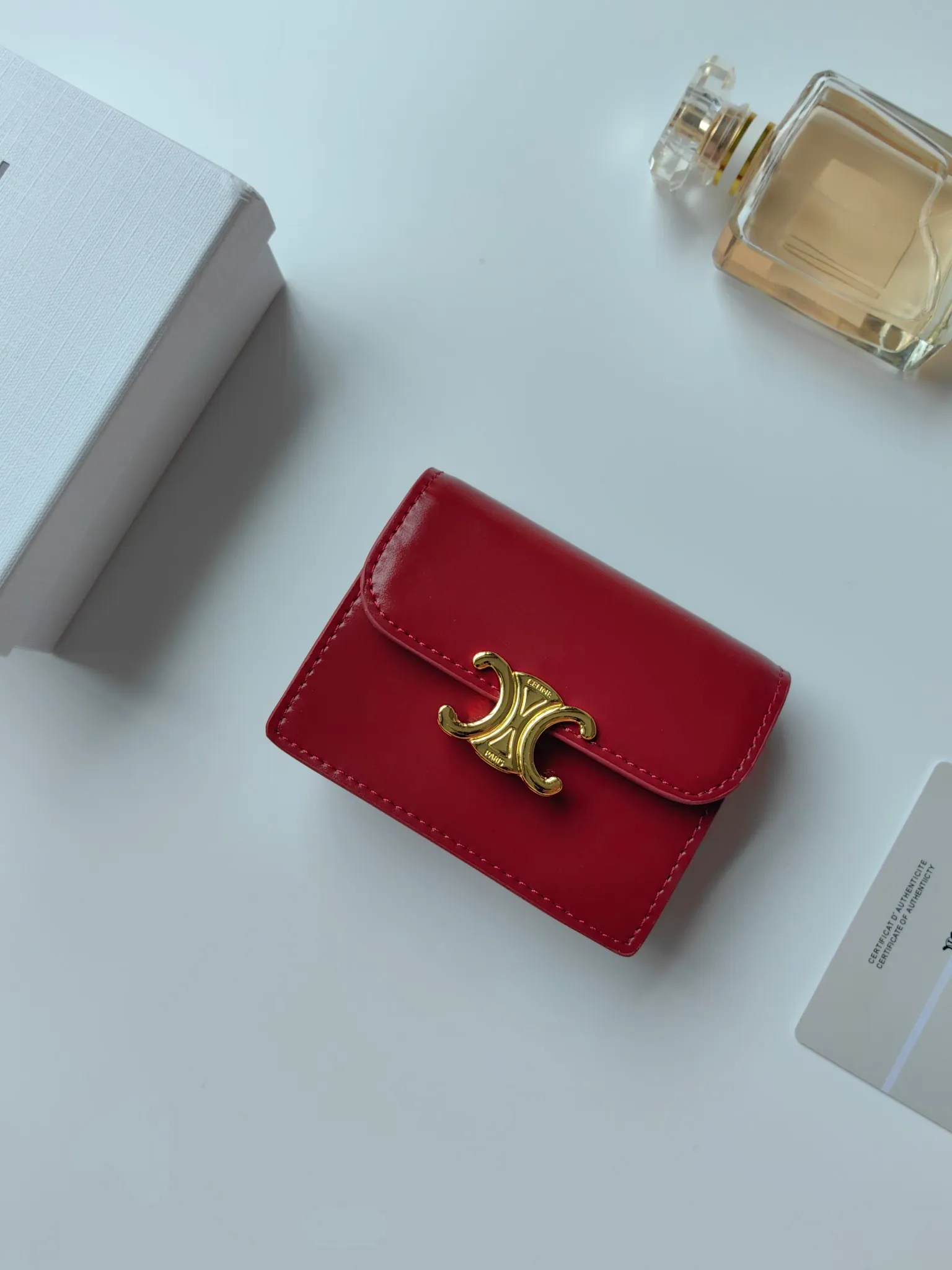 💰130 Celine's new card holder, TRIOMPHE business card holder, classic pattern large surface with plain microfiber interior, gold finish TRIOMPHE metal snap closure, 1 thickened main compartment, 3 inner card slots. No.: 10N063 Size: 10.5x8.5x3 cm