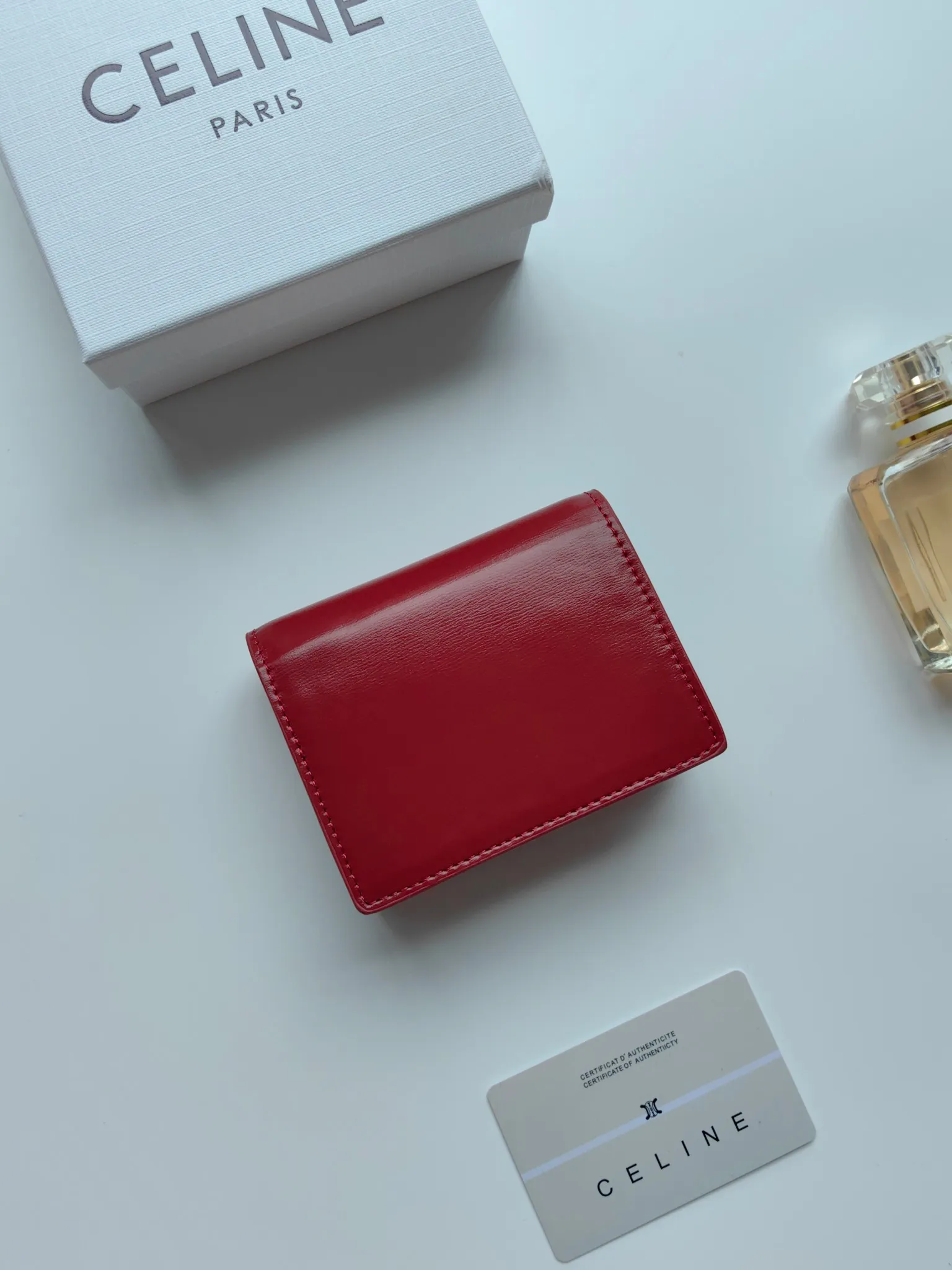 💰130 Celine's new card holder, TRIOMPHE business card holder, classic pattern large surface with plain microfiber interior, gold finish TRIOMPHE metal snap closure, 1 thickened main compartment, 3 inner card slots. No.: 10N063 Size: 10.5x8.5x3 cm