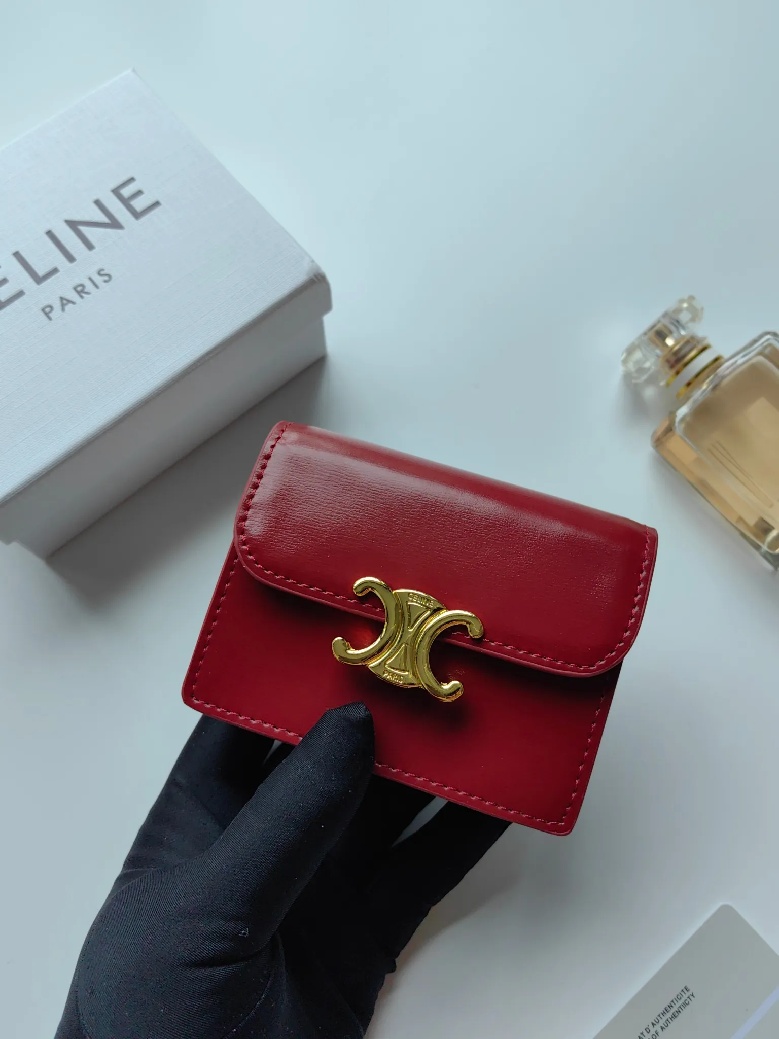 💰130 Celine's new card holder, TRIOMPHE business card holder, classic pattern large surface with plain microfiber interior, gold finish TRIOMPHE metal snap closure, 1 thickened main compartment, 3 inner card slots. No.: 10N063 Size: 10.5x8.5x3 cm