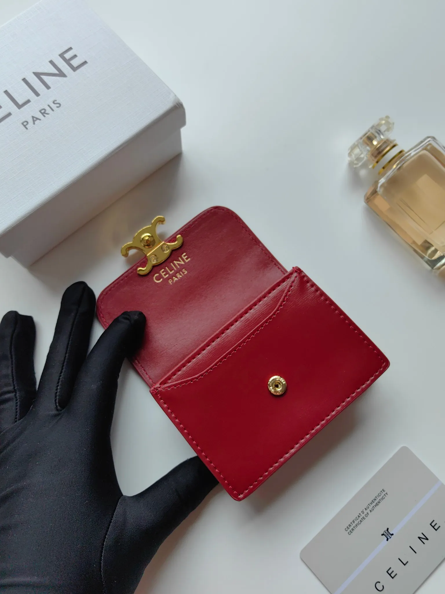 💰130 Celine's new card holder, TRIOMPHE business card holder, classic pattern large surface with plain microfiber interior, gold finish TRIOMPHE metal snap closure, 1 thickened main compartment, 3 inner card slots. No.: 10N063 Size: 10.5x8.5x3 cm
