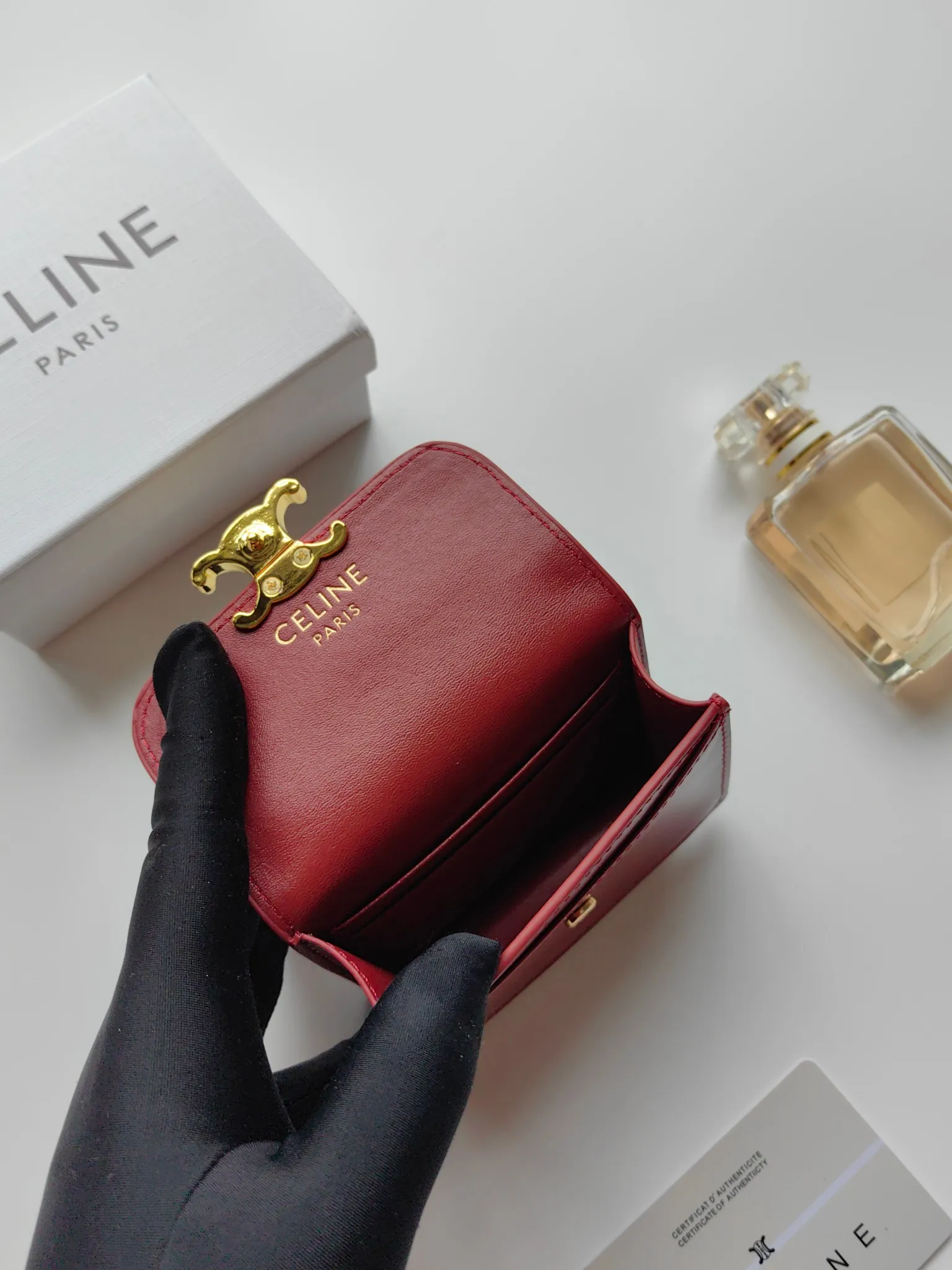 💰130 Celine's new card holder, TRIOMPHE business card holder, classic pattern large surface with plain microfiber interior, gold finish TRIOMPHE metal snap closure, 1 thickened main compartment, 3 inner card slots. No.: 10N063 Size: 10.5x8.5x3 cm