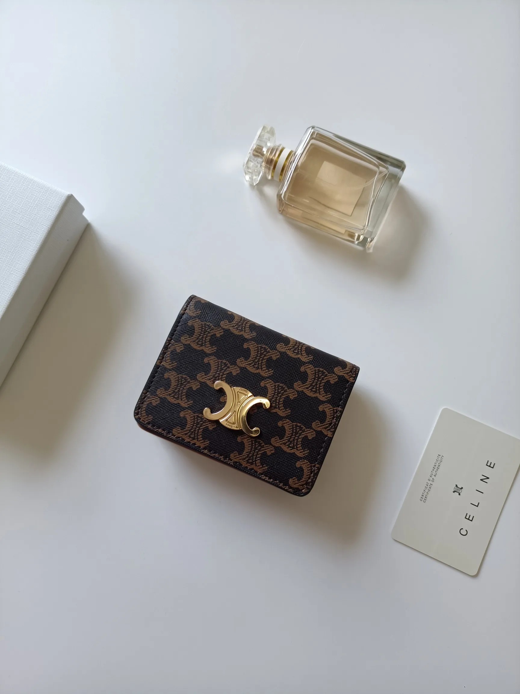 ￥140 Celine classic card holder, TRIOMPHE business card holder, large cowhide interior with plain microfiber TRIOMPHE CANVAS logo print, gold finish TRIOMPHE metal snap closure, 1 zipper coin pocket, 5 card slots, 1 banknote pocket, 1 flat pocket No.: 10K623 Size: 11 X 9 X 3cm