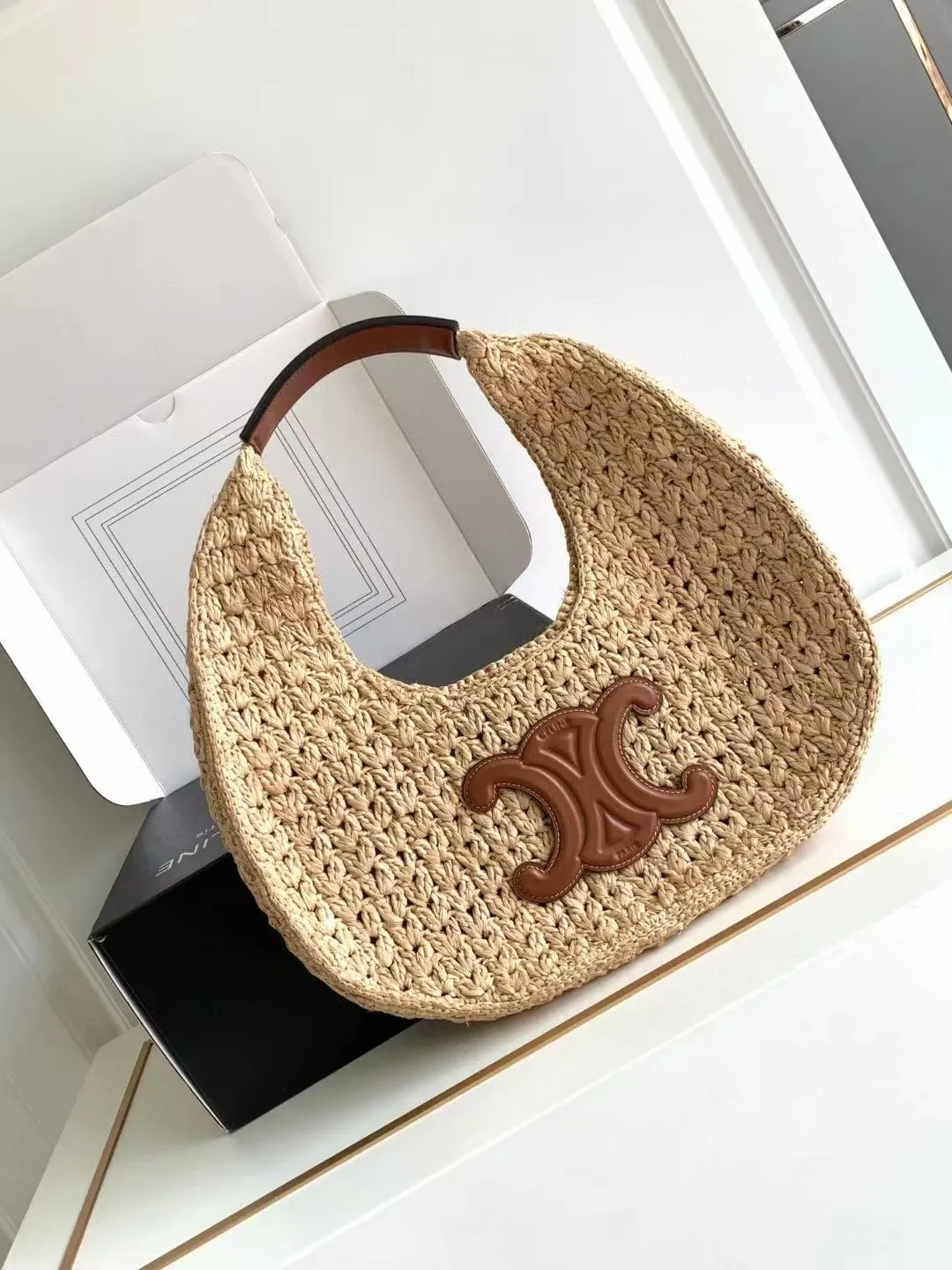 [Exclusive zp real shot📷] CELINE🆕 CLASSIC PANIER plant material and cow leather HOBO handbag. Midsummer belongs to straw bags🌴🌴🌴 Let’s be a Celine Girl 23ss this summer. This shoulder woven bag is amazing🤩 Purely hand-woven natural grass + three-dimensional Arc de Triomphe retro leather label. The size is just right and versatile with every look. A must-have for summer✨ Note: Hand-woven handbags, each piece is unique. Size and shape may vary slightly Vegetable material, cowhide leather binding, unlined Dimensions: 33