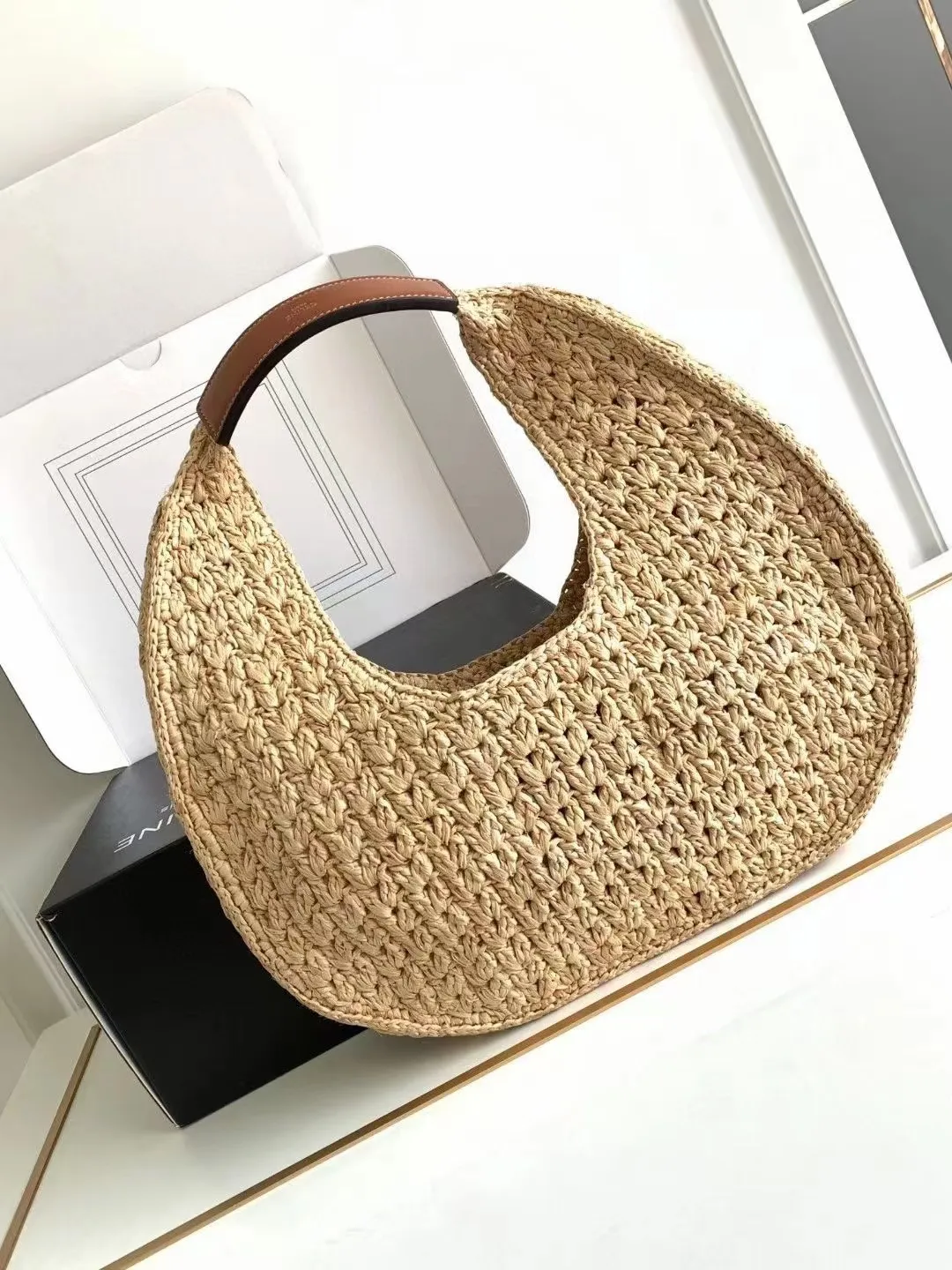 [Exclusive zp real shot📷] CELINE🆕 CLASSIC PANIER plant material and cow leather HOBO handbag. Midsummer belongs to straw bags🌴🌴🌴 Let’s be a Celine Girl 23ss this summer. This shoulder woven bag is amazing🤩 Purely hand-woven natural grass + three-dimensional Arc de Triomphe retro leather label. The size is just right and versatile with every look. A must-have for summer✨ Note: Hand-woven handbags, each piece is unique. Size and shape may vary slightly Vegetable material, cowhide leather binding, unlined Dimensions: 33