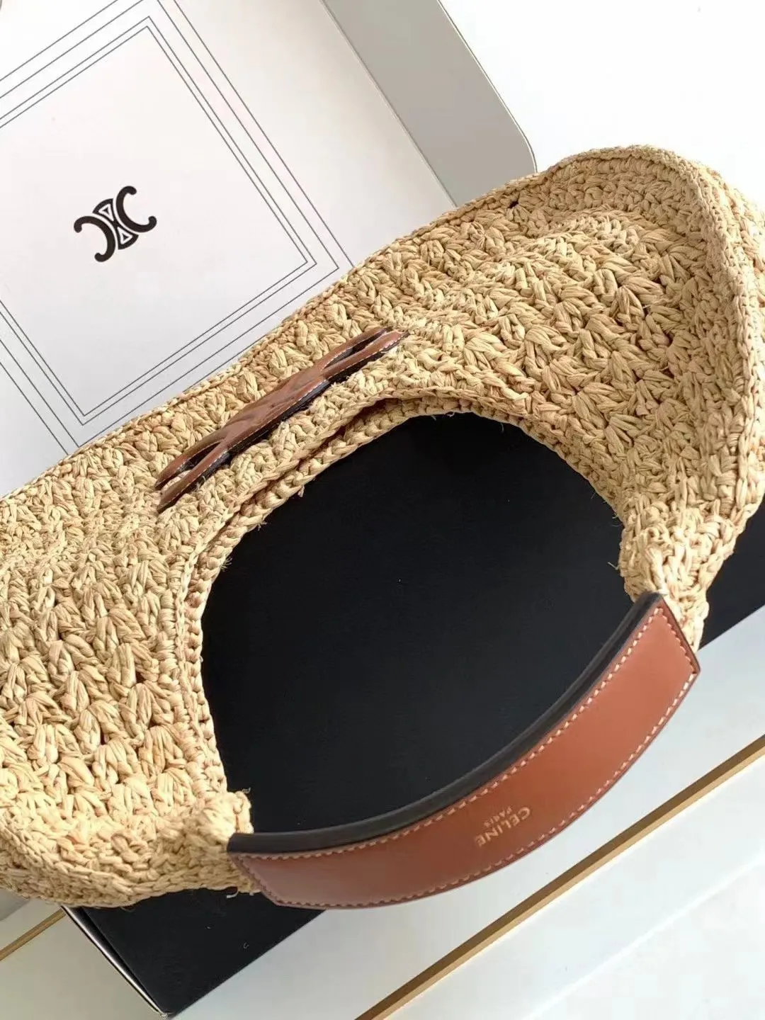 [Exclusive zp real shot📷] CELINE🆕 CLASSIC PANIER plant material and cow leather HOBO handbag. Midsummer belongs to straw bags🌴🌴🌴 Let’s be a Celine Girl 23ss this summer. This shoulder woven bag is amazing🤩 Purely hand-woven natural grass + three-dimensional Arc de Triomphe retro leather label. The size is just right and versatile with every look. A must-have for summer✨ Note: Hand-woven handbags, each piece is unique. Size and shape may vary slightly Vegetable material, cowhide leather binding, unlined Dimensions: 33