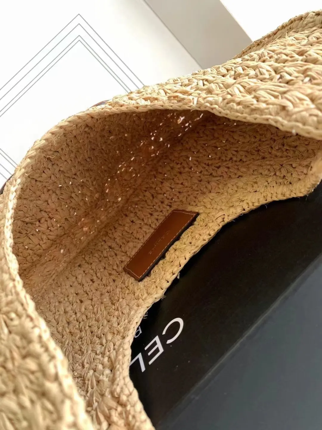 [Exclusive zp real shot📷] CELINE🆕 CLASSIC PANIER plant material and cow leather HOBO handbag. Midsummer belongs to straw bags🌴🌴🌴 Let’s be a Celine Girl 23ss this summer. This shoulder woven bag is amazing🤩 Purely hand-woven natural grass + three-dimensional Arc de Triomphe retro leather label. The size is just right and versatile with every look. A must-have for summer✨ Note: Hand-woven handbags, each piece is unique. Size and shape may vary slightly Vegetable material, cowhide leather binding, unlined Dimensions: 33