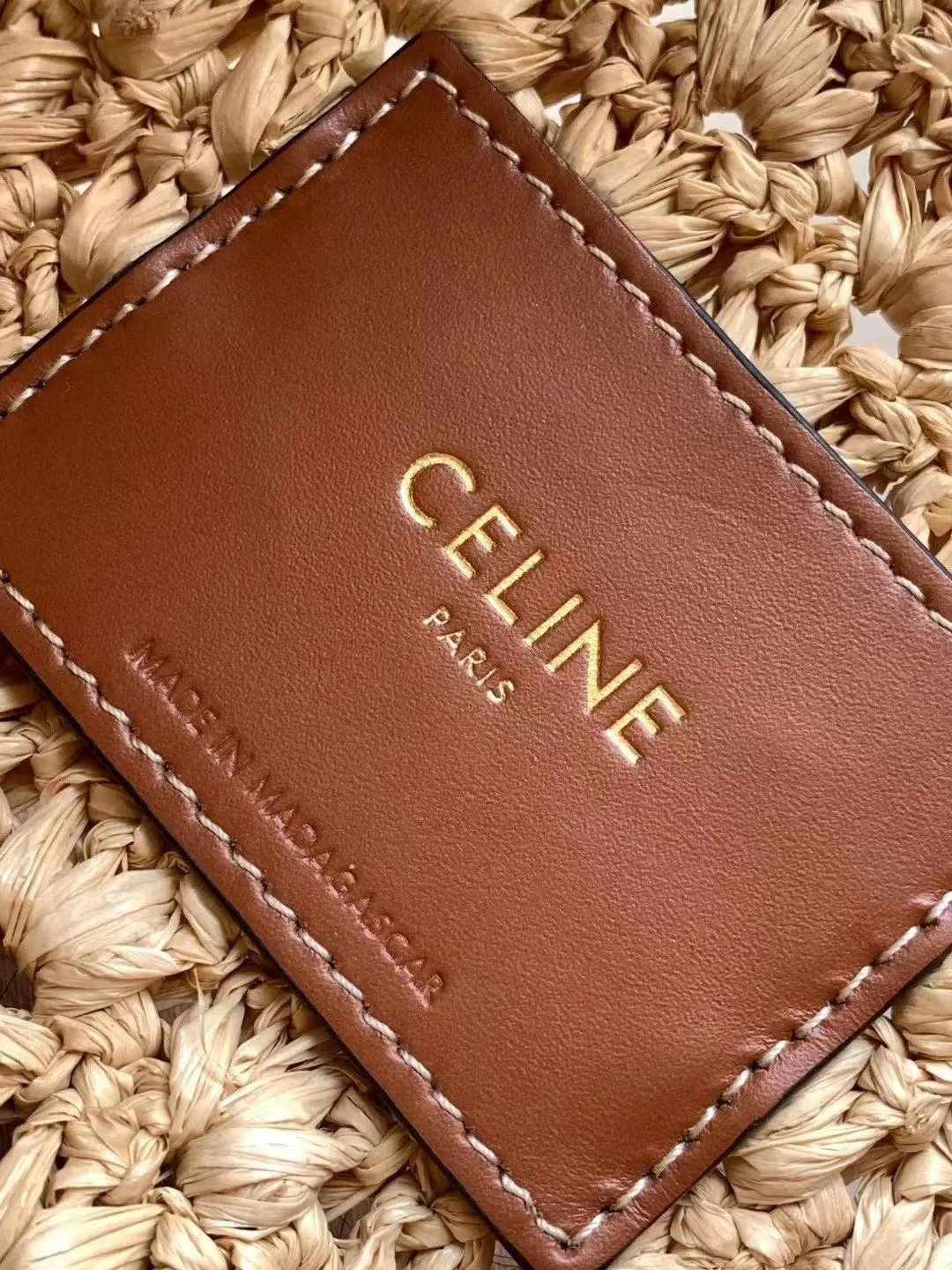 [Exclusive zp real shot📷] CELINE🆕 CLASSIC PANIER plant material and cow leather HOBO handbag. Midsummer belongs to straw bags🌴🌴🌴 Let’s be a Celine Girl 23ss this summer. This shoulder woven bag is amazing🤩 Purely hand-woven natural grass + three-dimensional Arc de Triomphe retro leather label. The size is just right and versatile with every look. A must-have for summer✨ Note: Hand-woven handbags, each piece is unique. Size and shape may vary slightly Vegetable material, cowhide leather binding, unlined Dimensions: 33