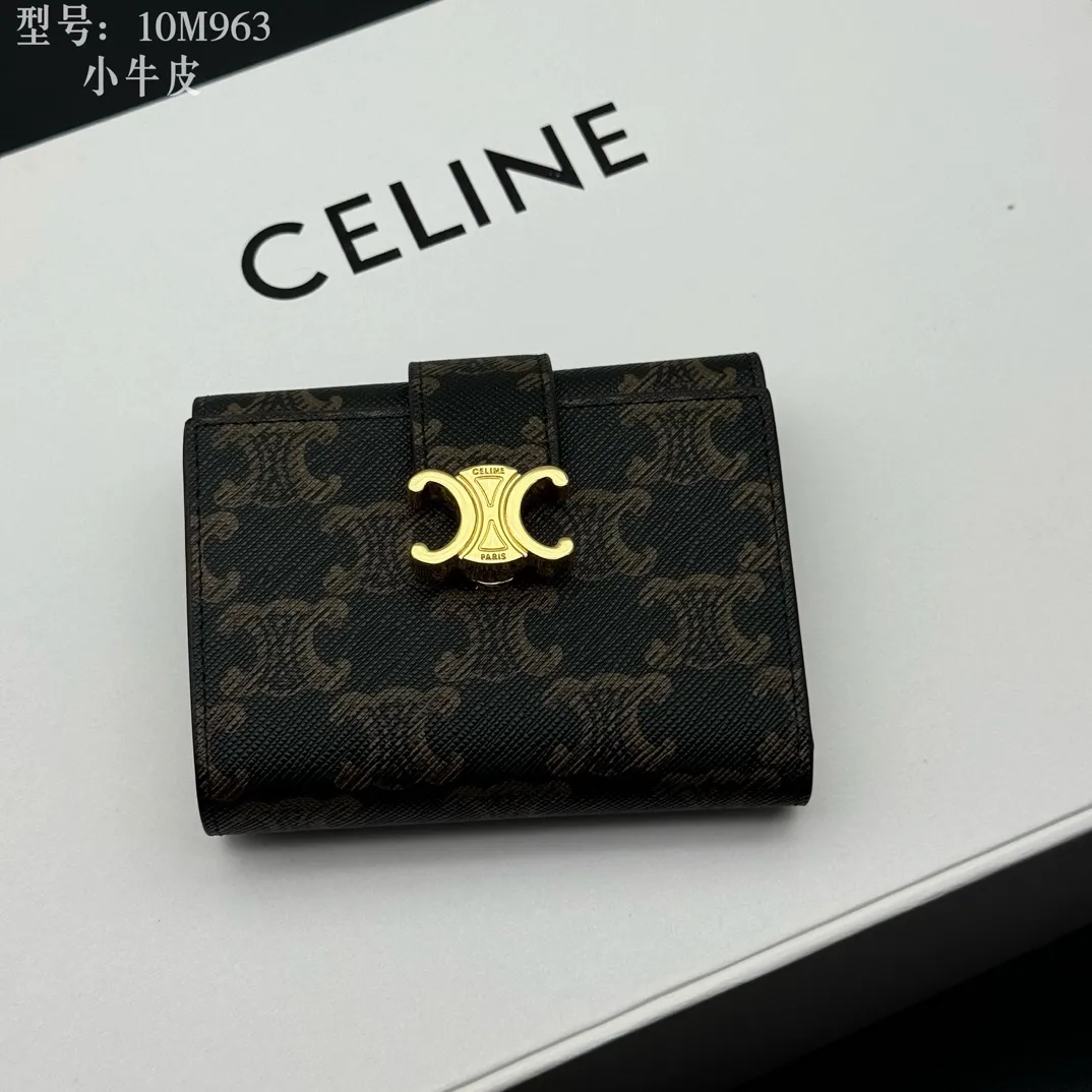 💰160 💎Top quality, full leather inside and outside 𝗖𝗘𝗟𝗜𝗡𝗘 Arc de Triomphe 3-fold hardware wallet # 2-layer cowhide, non-transfer‼ ️ Exclusive real shot of CELINE. There is no color difference in the picture. The details are exactly the same. Small items that enhance taste, classic and popular style. CELINE VICTOIRE soft cow leather exquisite wallet. Cow leather lining. Gold finish. TRIOMPHE metal stud switch. One zipper coin pocket. Four credit card slots. Three flat pockets. One banknote pocket. No.: 10M963 Size: 10.5x8x2