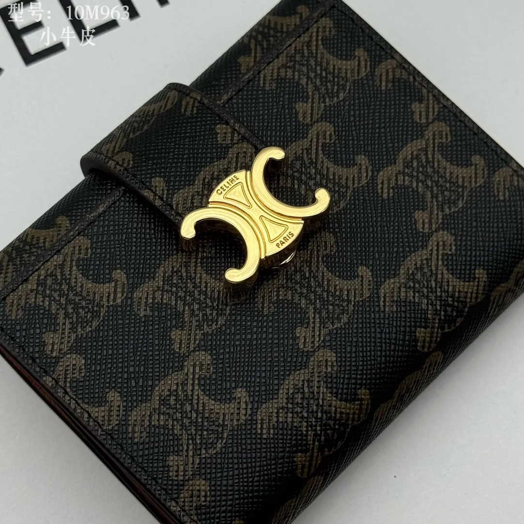 💰160 💎Top quality, full leather inside and outside 𝗖𝗘𝗟𝗜𝗡𝗘 Arc de Triomphe 3-fold hardware wallet # 2-layer cowhide, non-transfer‼ ️ Exclusive real shot of CELINE. There is no color difference in the picture. The details are exactly the same. Small items that enhance taste, classic and popular style. CELINE VICTOIRE soft cow leather exquisite wallet. Cow leather lining. Gold finish. TRIOMPHE metal stud switch. One zipper coin pocket. Four credit card slots. Three flat pockets. One banknote pocket. No.: 10M963 Size: 10.5x8x2