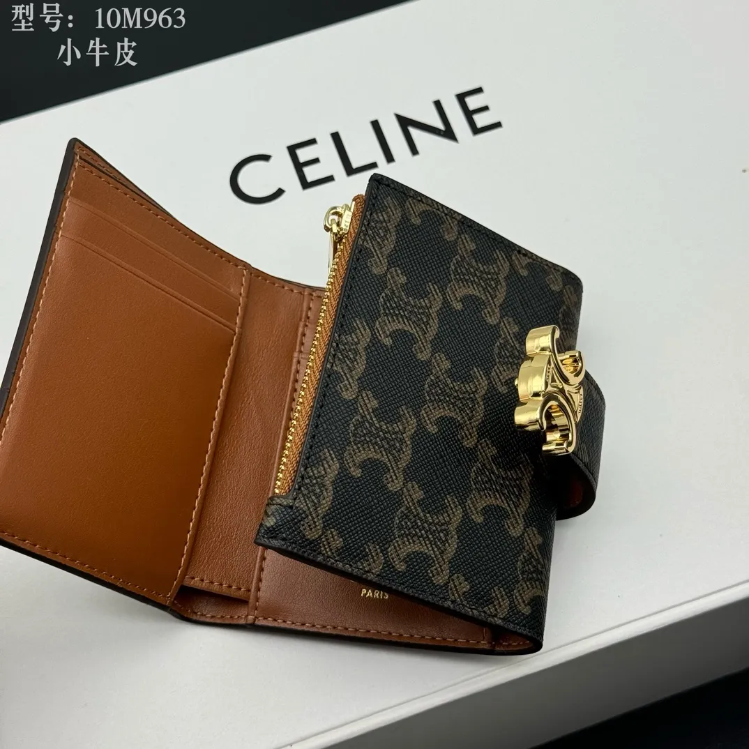 💰160 💎Top quality, full leather inside and outside 𝗖𝗘𝗟𝗜𝗡𝗘 Arc de Triomphe 3-fold hardware wallet # 2-layer cowhide, non-transfer‼ ️ Exclusive real shot of CELINE. There is no color difference in the picture. The details are exactly the same. Small items that enhance taste, classic and popular style. CELINE VICTOIRE soft cow leather exquisite wallet. Cow leather lining. Gold finish. TRIOMPHE metal stud switch. One zipper coin pocket. Four credit card slots. Three flat pockets. One banknote pocket. No.: 10M963 Size: 10.5x8x2