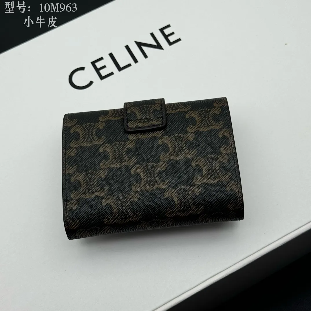 💰160 💎Top quality, full leather inside and outside 𝗖𝗘𝗟𝗜𝗡𝗘 Arc de Triomphe 3-fold hardware wallet # 2-layer cowhide, non-transfer‼ ️ Exclusive real shot of CELINE. There is no color difference in the picture. The details are exactly the same. Small items that enhance taste, classic and popular style. CELINE VICTOIRE soft cow leather exquisite wallet. Cow leather lining. Gold finish. TRIOMPHE metal stud switch. One zipper coin pocket. Four credit card slots. Three flat pockets. One banknote pocket. No.: 10M963 Size: 10.5x8x2