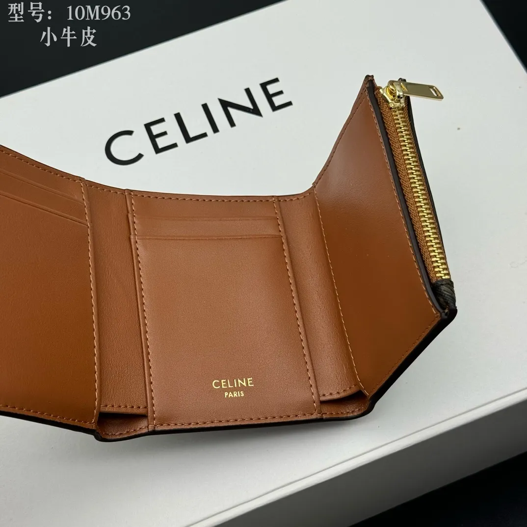 💰160 💎Top quality, full leather inside and outside 𝗖𝗘𝗟𝗜𝗡𝗘 Arc de Triomphe 3-fold hardware wallet # 2-layer cowhide, non-transfer‼ ️ Exclusive real shot of CELINE. There is no color difference in the picture. The details are exactly the same. Small items that enhance taste, classic and popular style. CELINE VICTOIRE soft cow leather exquisite wallet. Cow leather lining. Gold finish. TRIOMPHE metal stud switch. One zipper coin pocket. Four credit card slots. Three flat pockets. One banknote pocket. No.: 10M963 Size: 10.5x8x2