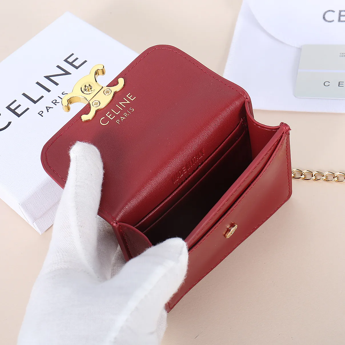 💰170, Celine's new chain TRIOMPHE business card bag, which can be worn cross-body, has a large cowhide surface with plain microfiber, gold-finished TRIOMPHE metal snap closure, 1 thickened main compartment, and 3 inner card slots. No.: 10N062 Size: 10.5x8.5x3 cm